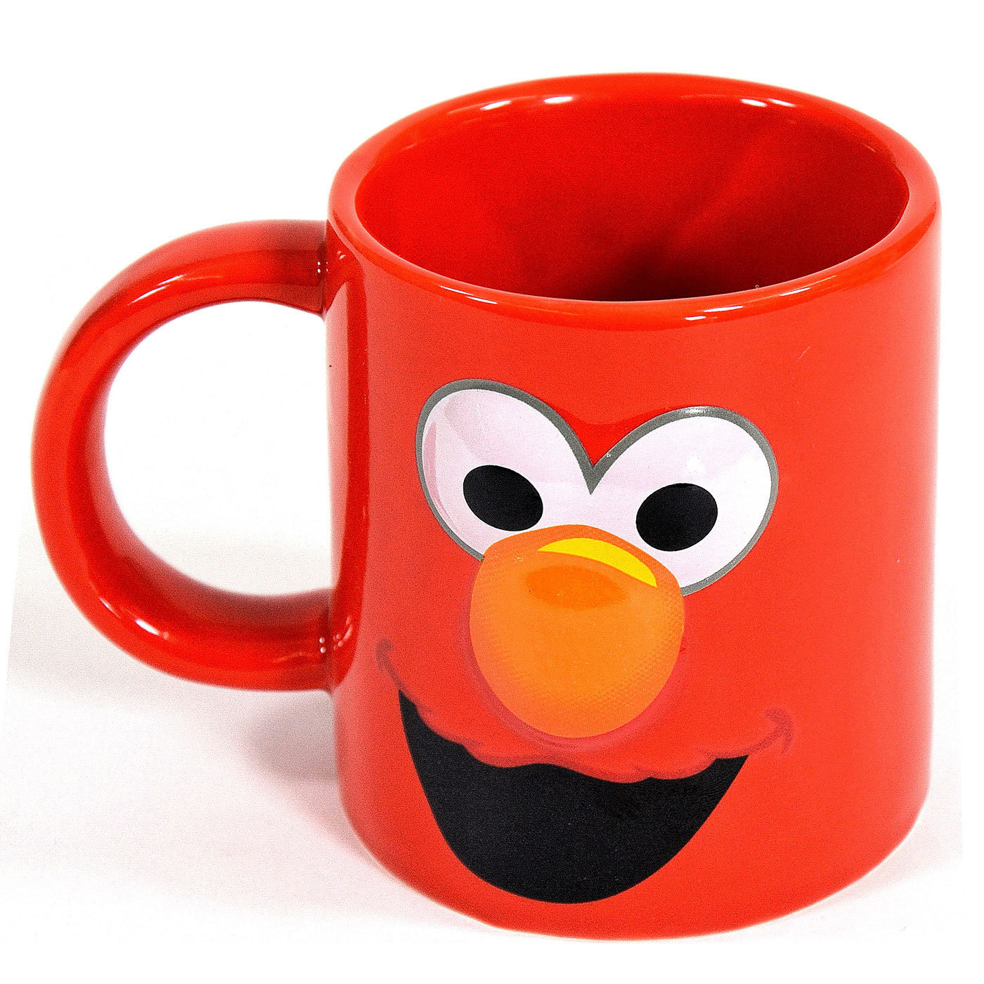 Ein roter Elmo-Becher mit Henkel. Elmos Gesicht ist auf dem Becher, mit einem lächelnden Mund und großen Augen.