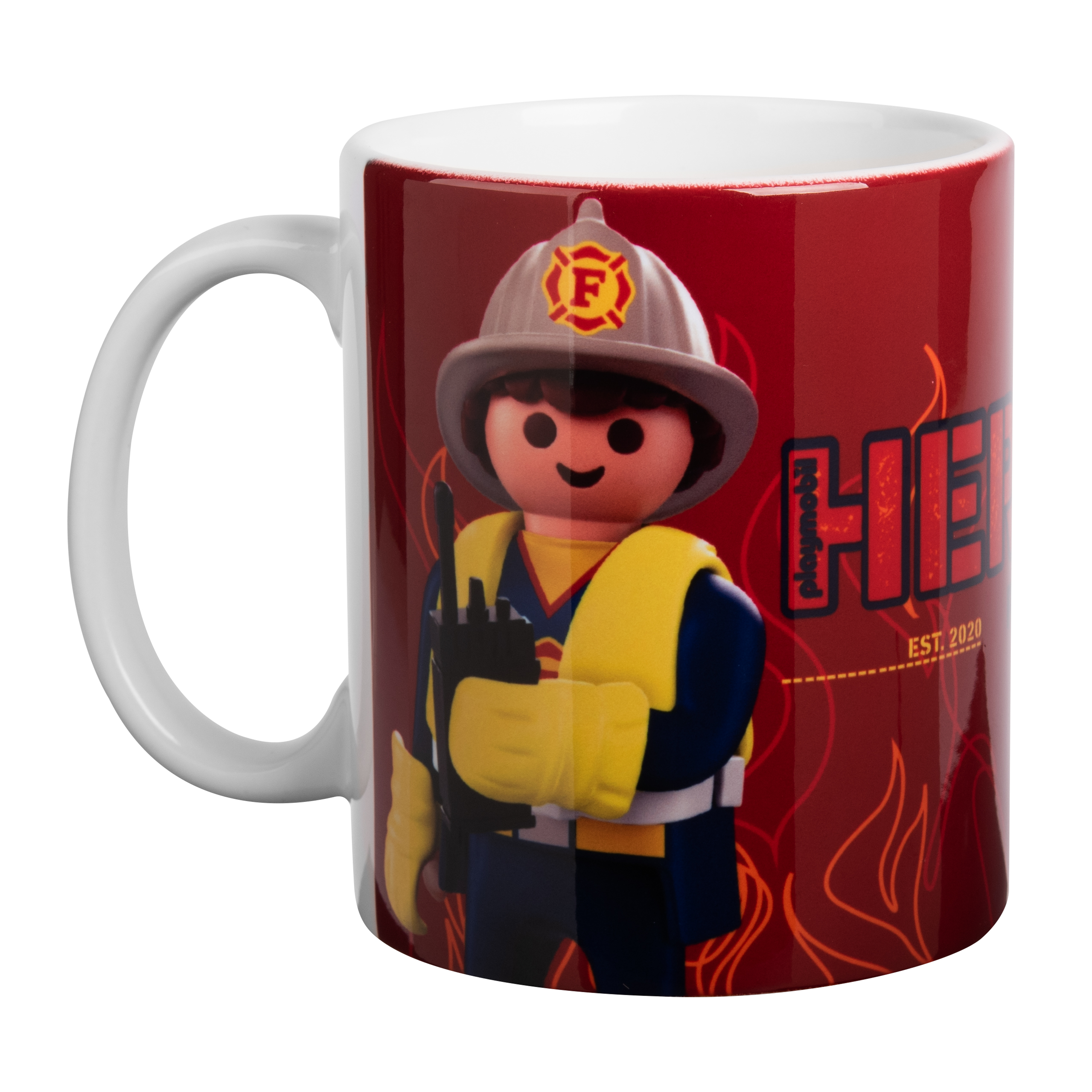 Weiße Tasse mit einem Spielzeug-Feuerwehrmann. Roter Hintergrund. Weißer Griff. Weißer Hintergrund.