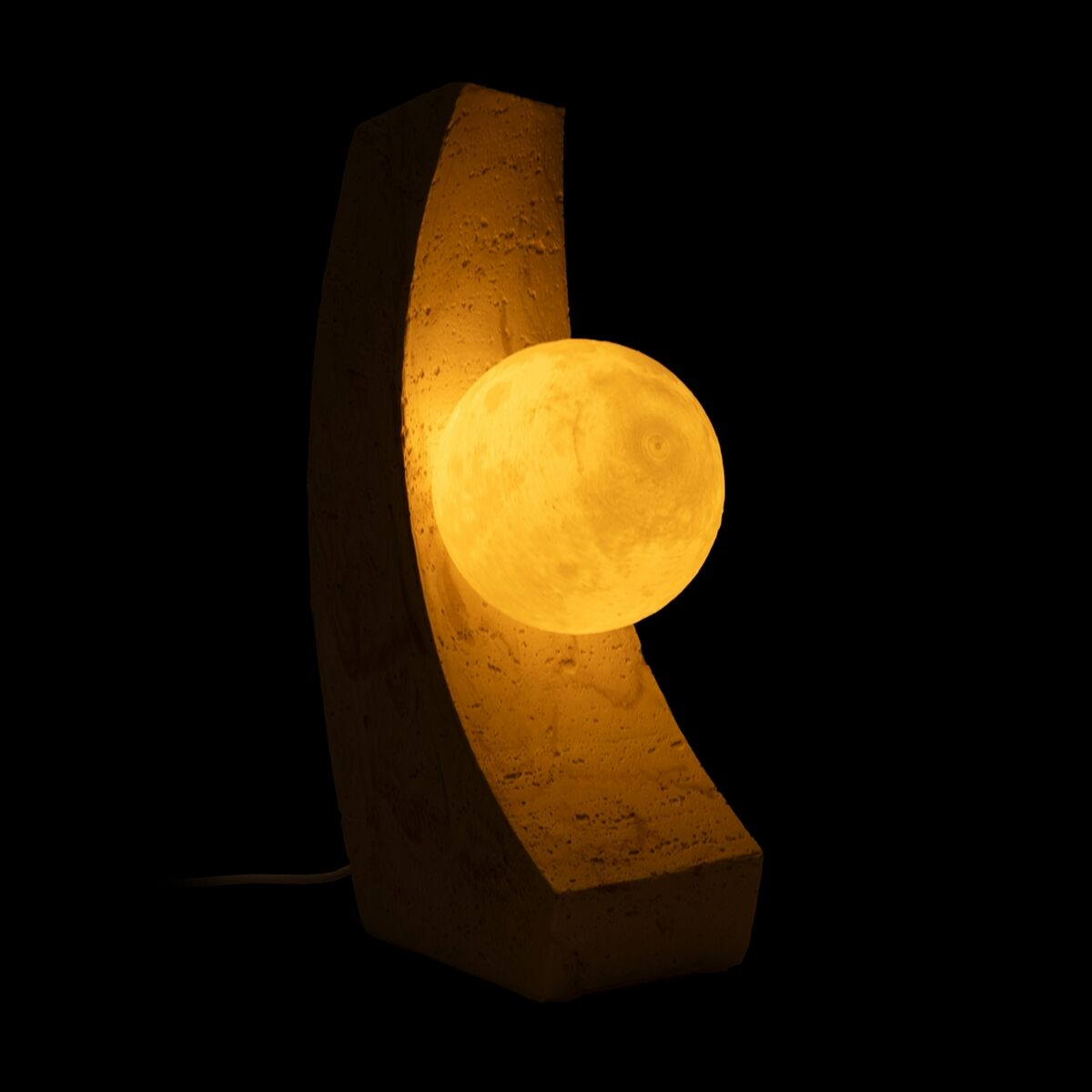 Lampa z światłem w kształcie księżyca wewnątrz beżowej, zakrzywionej, teksturowanej konstrukcji na czarnym tle.