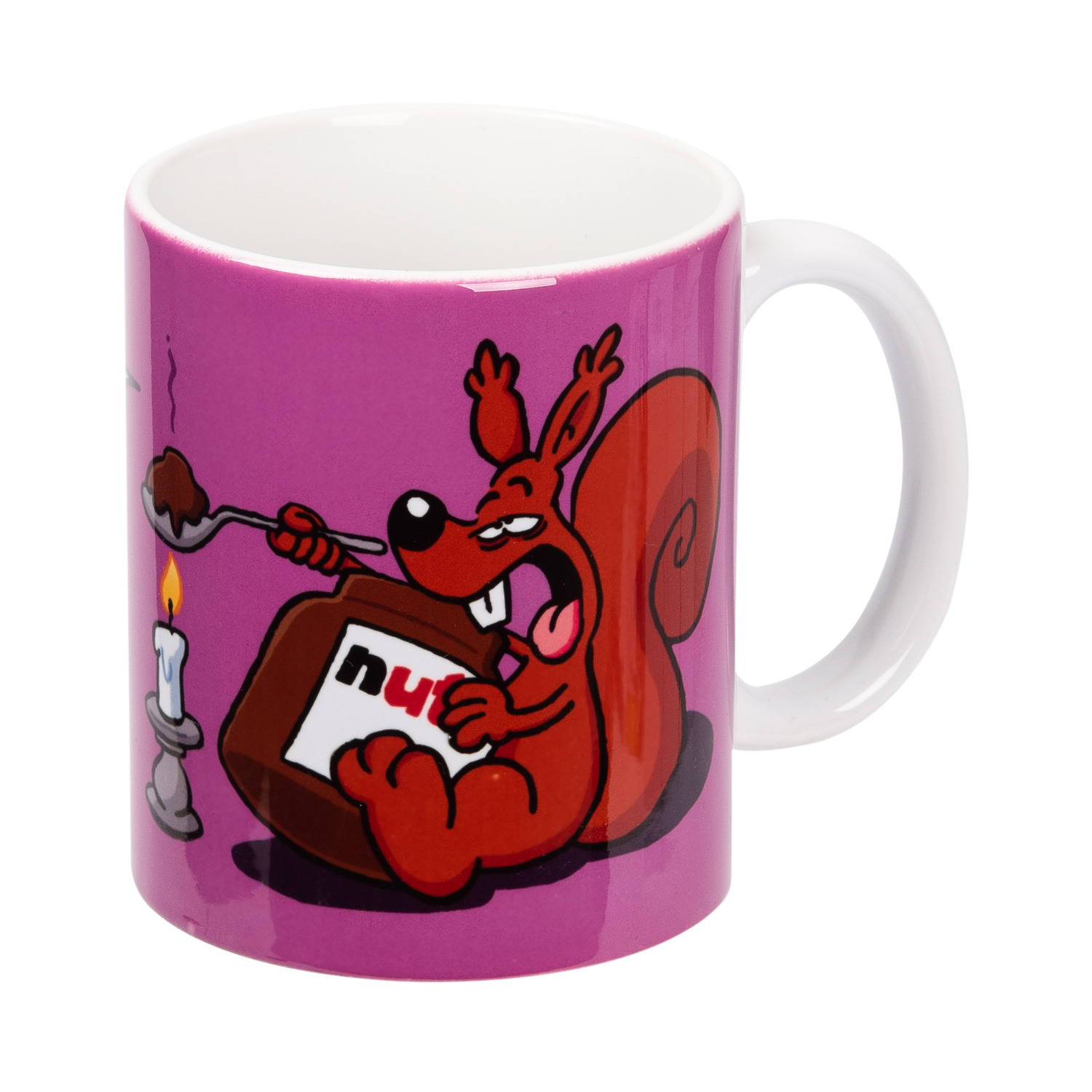 Eine Cartoon-Tasse mit einem Eichhörnchen, das ein Nutella-Glas und eine Kerze hält.