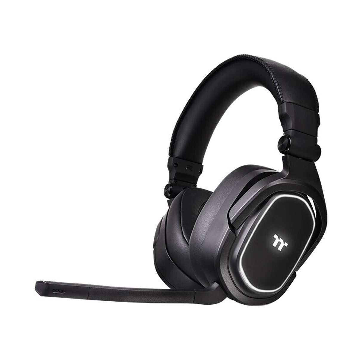 Czarne słuchawki do gier z mikrofonem, na białym tle.