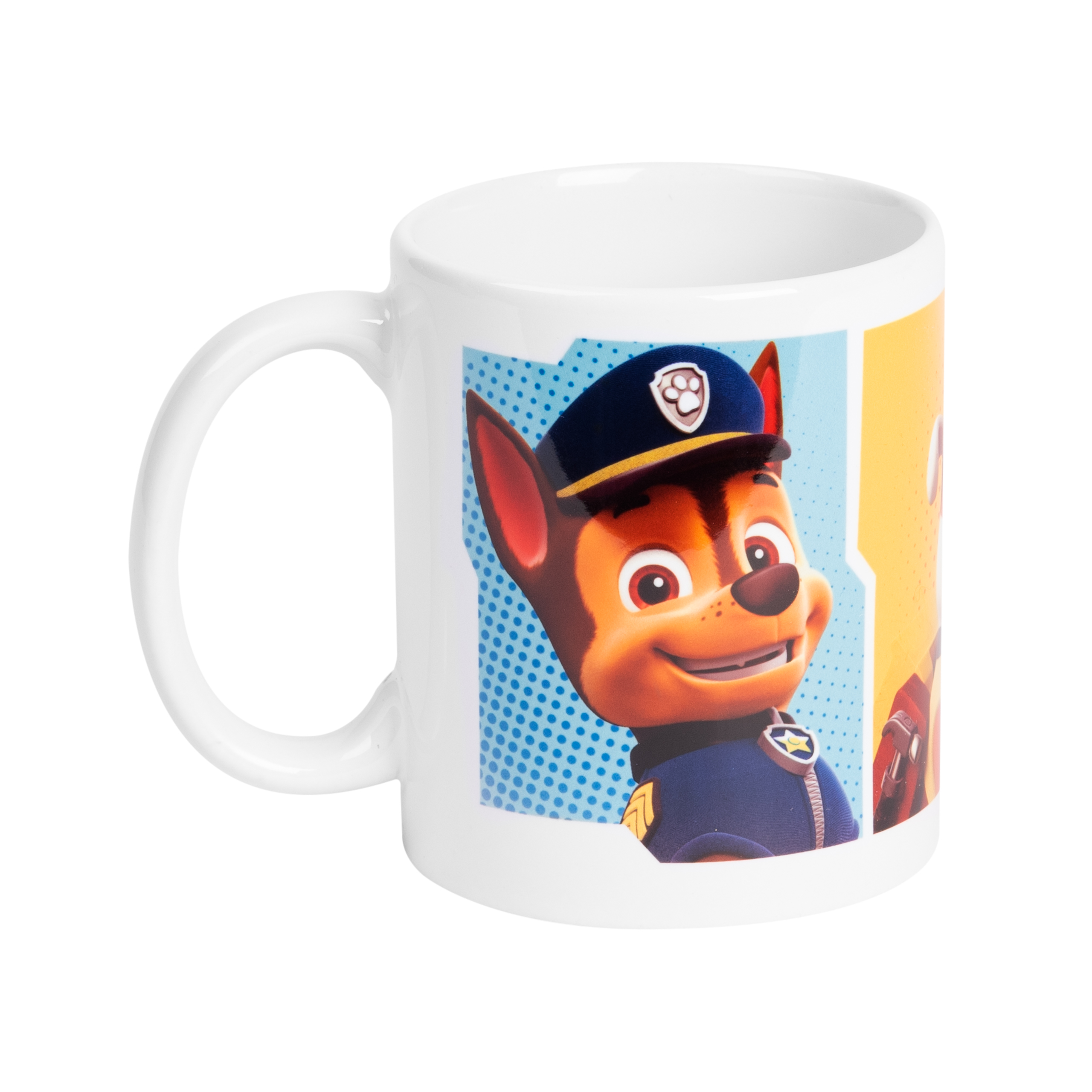 Becher mit Paw Patrols Chase in Uniform auf der Seite. Blauer und gelber Hintergrund.