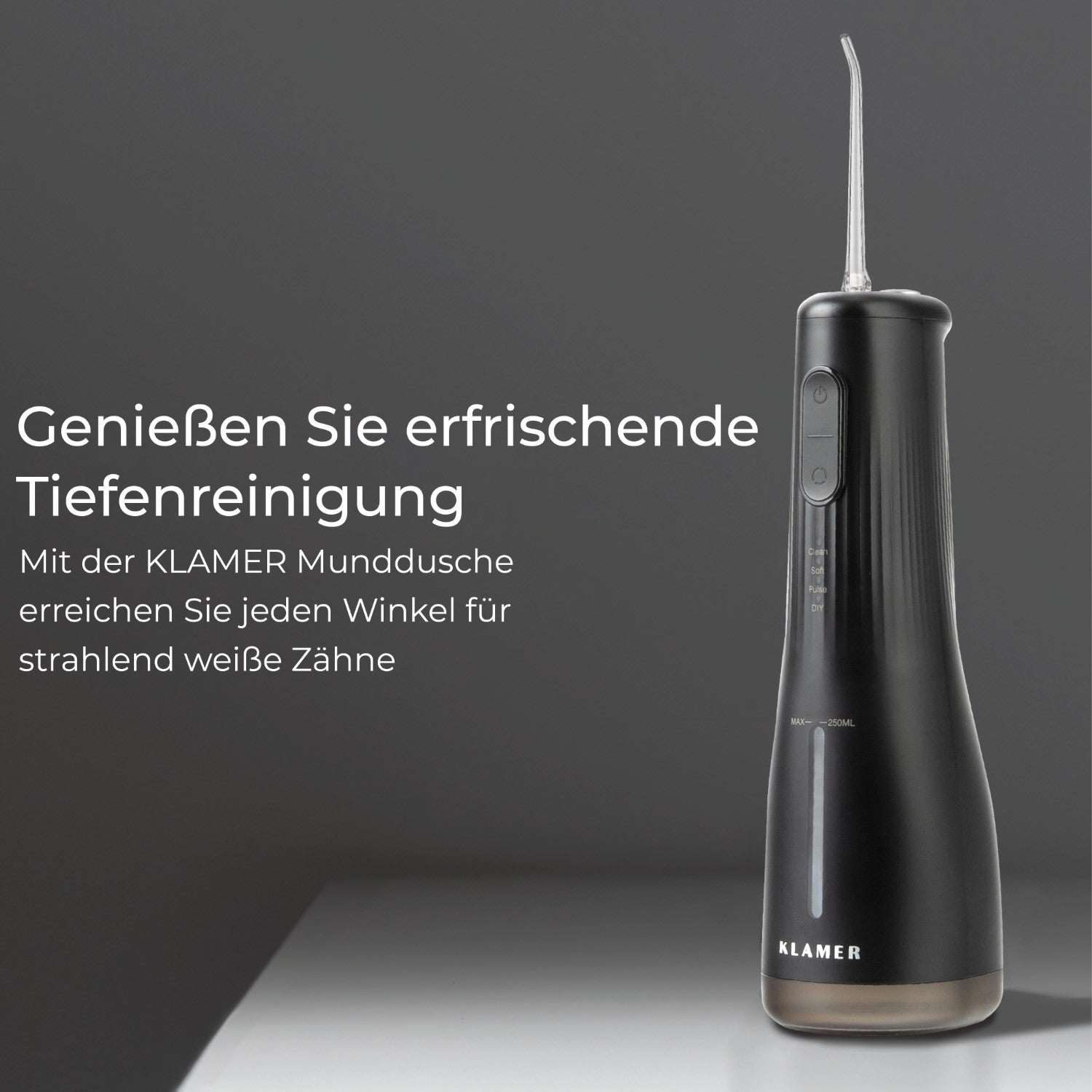 Schwarzer Munddusche mit Düse und Text auf Deutsch vor grauem Hintergrund.