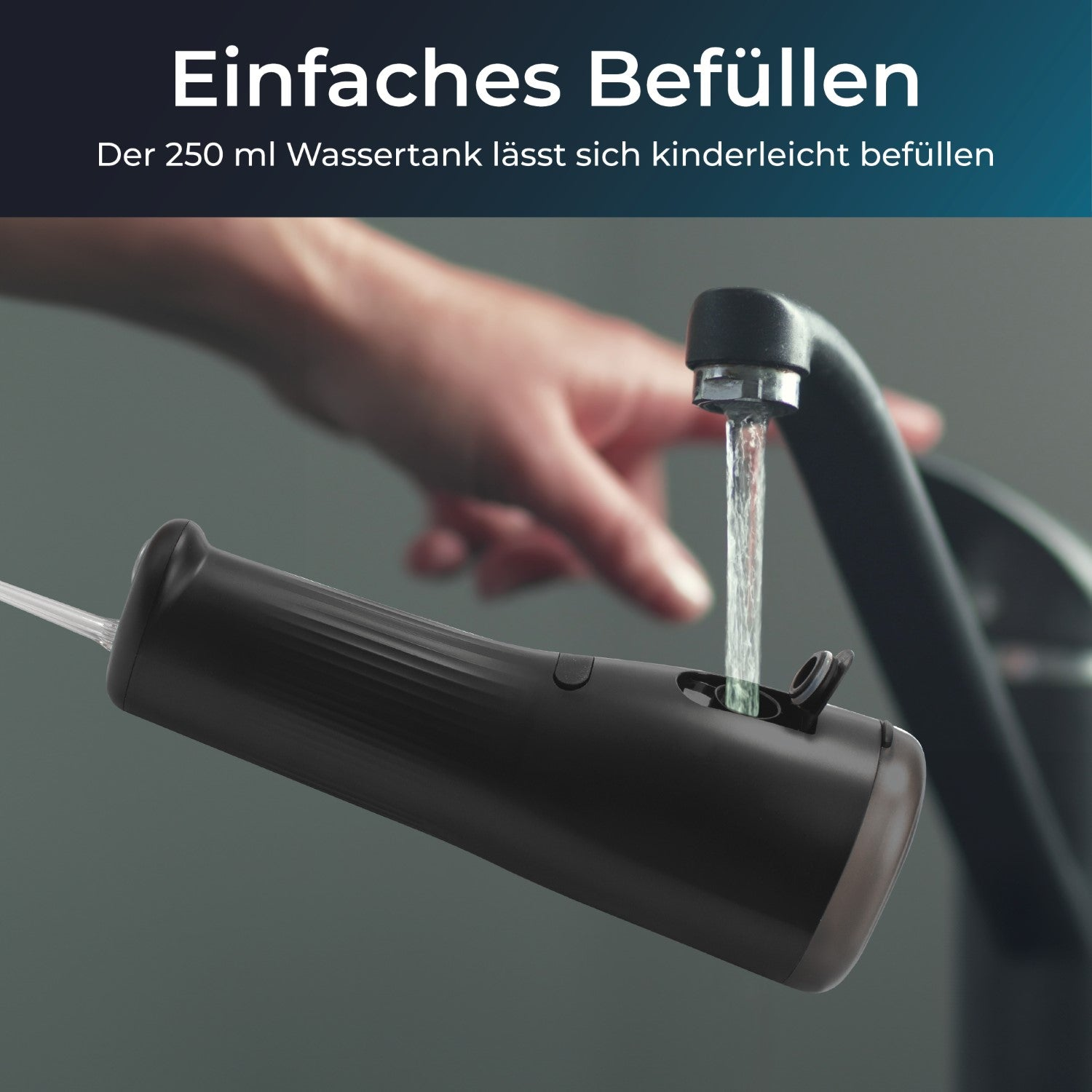 Schwarze Munddusche wird mit Wasser aus einem Wasserhahn gefüllt, vor grauem Hintergrund.