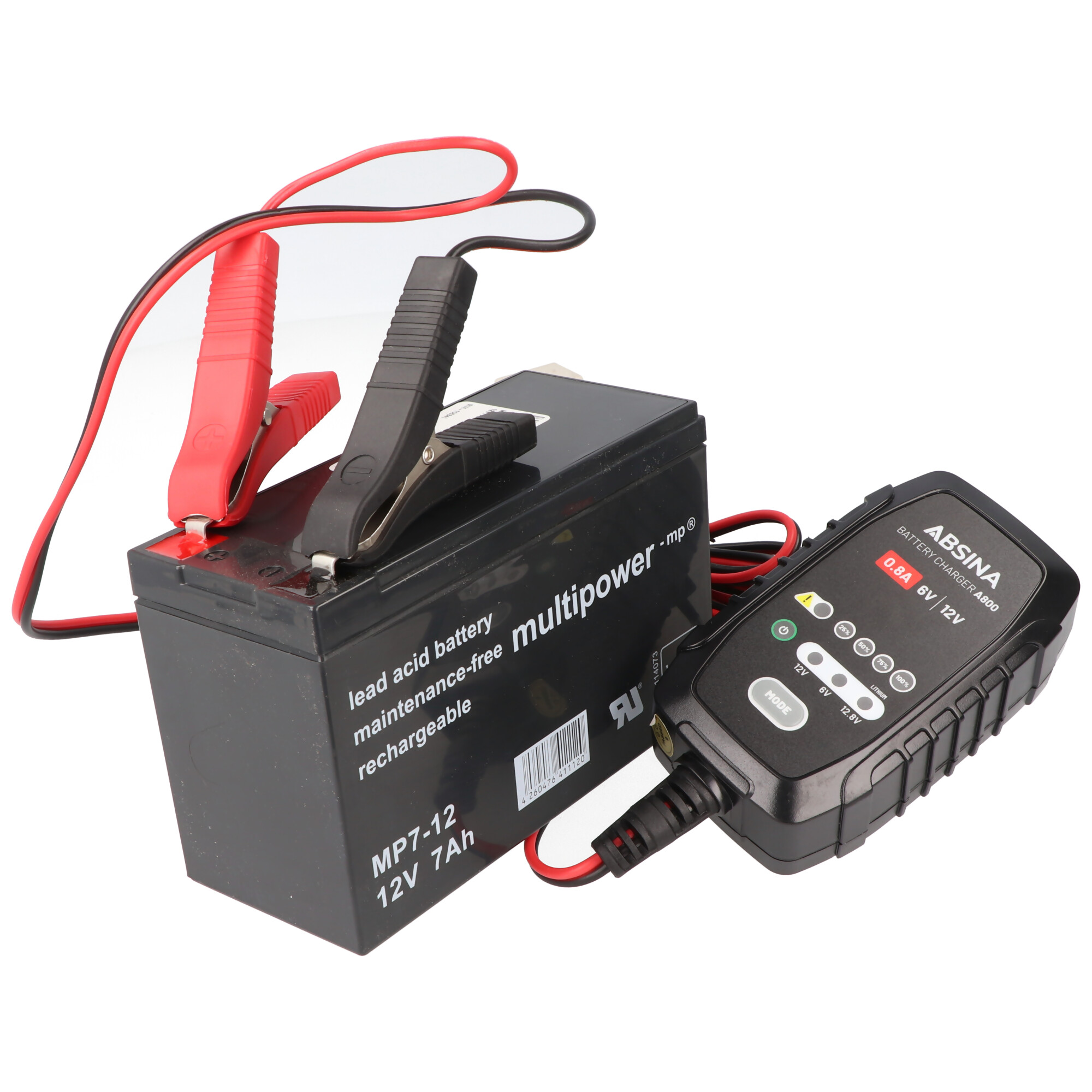 Eine schwarze Batterie mit Klemmen. Die Batterie ist mit einem Ladegerät verbunden, das die Spannung anzeigt.