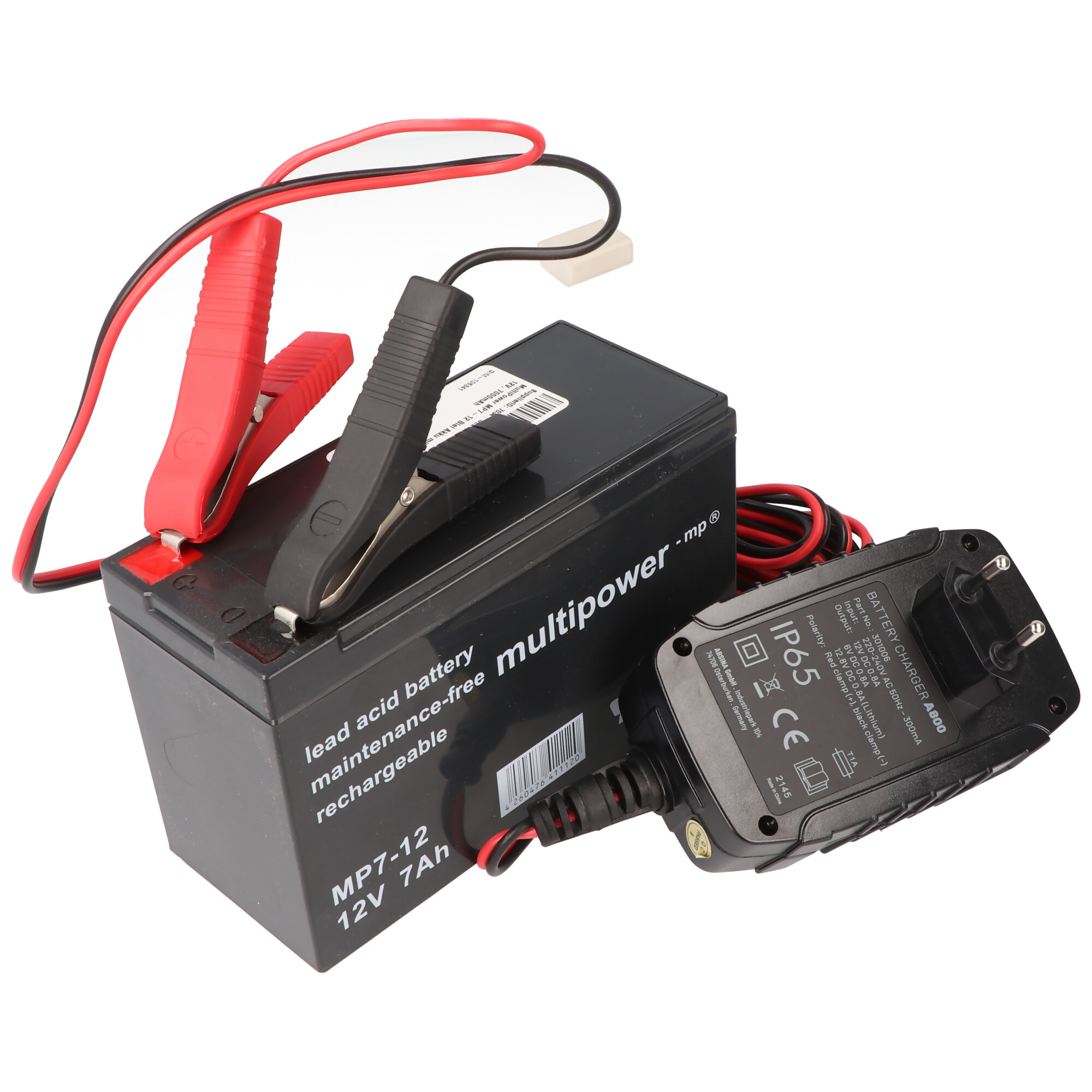 Ein schwarzes Batterieladegerät mit roten und schwarzen Klemmen. Eine schwarze Batterie ist angeschlossen. Weißer Hintergrund.