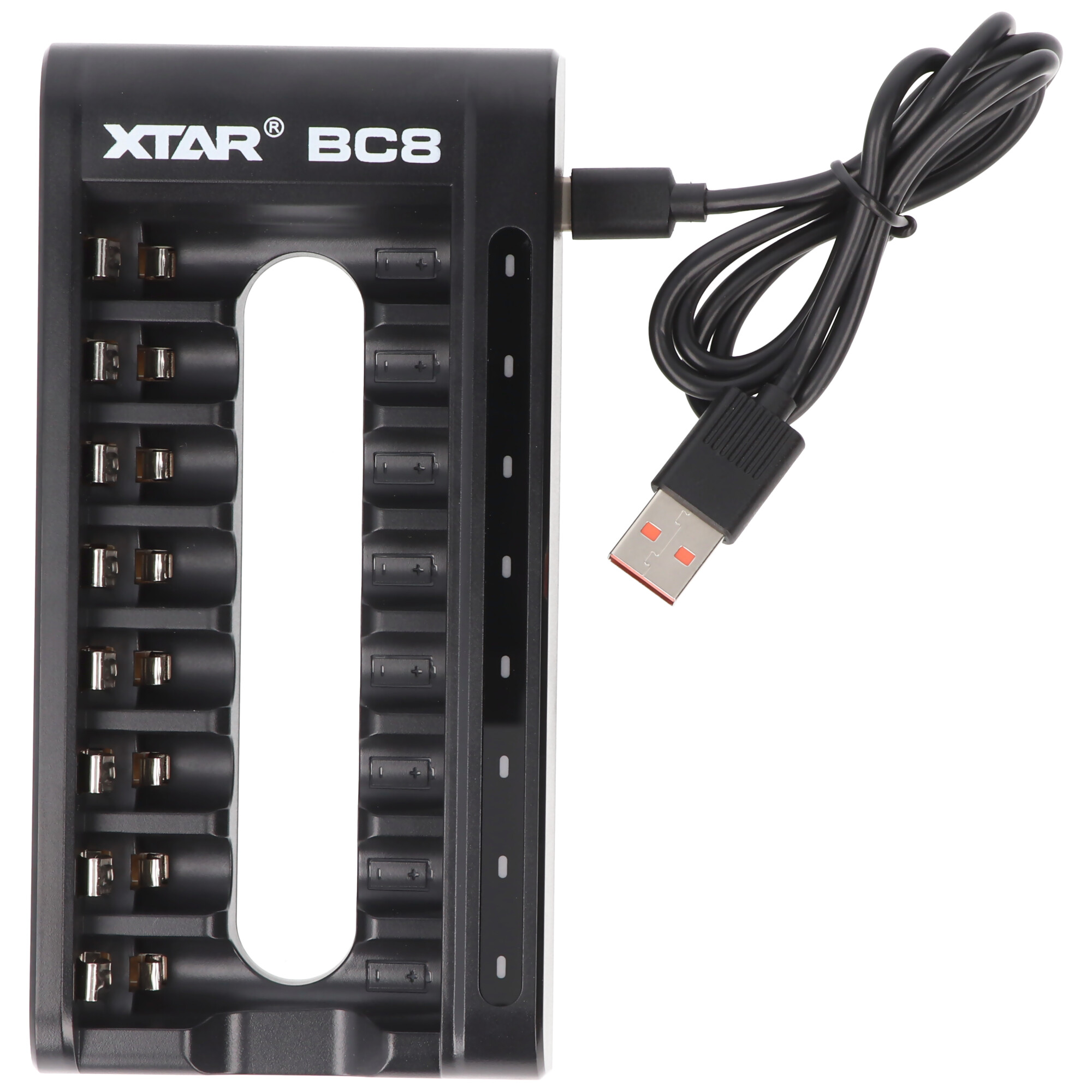 Schwarzes Batterieladegerät mit mehreren Steckplätzen und einem USB-Kabel. Es hat einen roten USB-Anschluss.