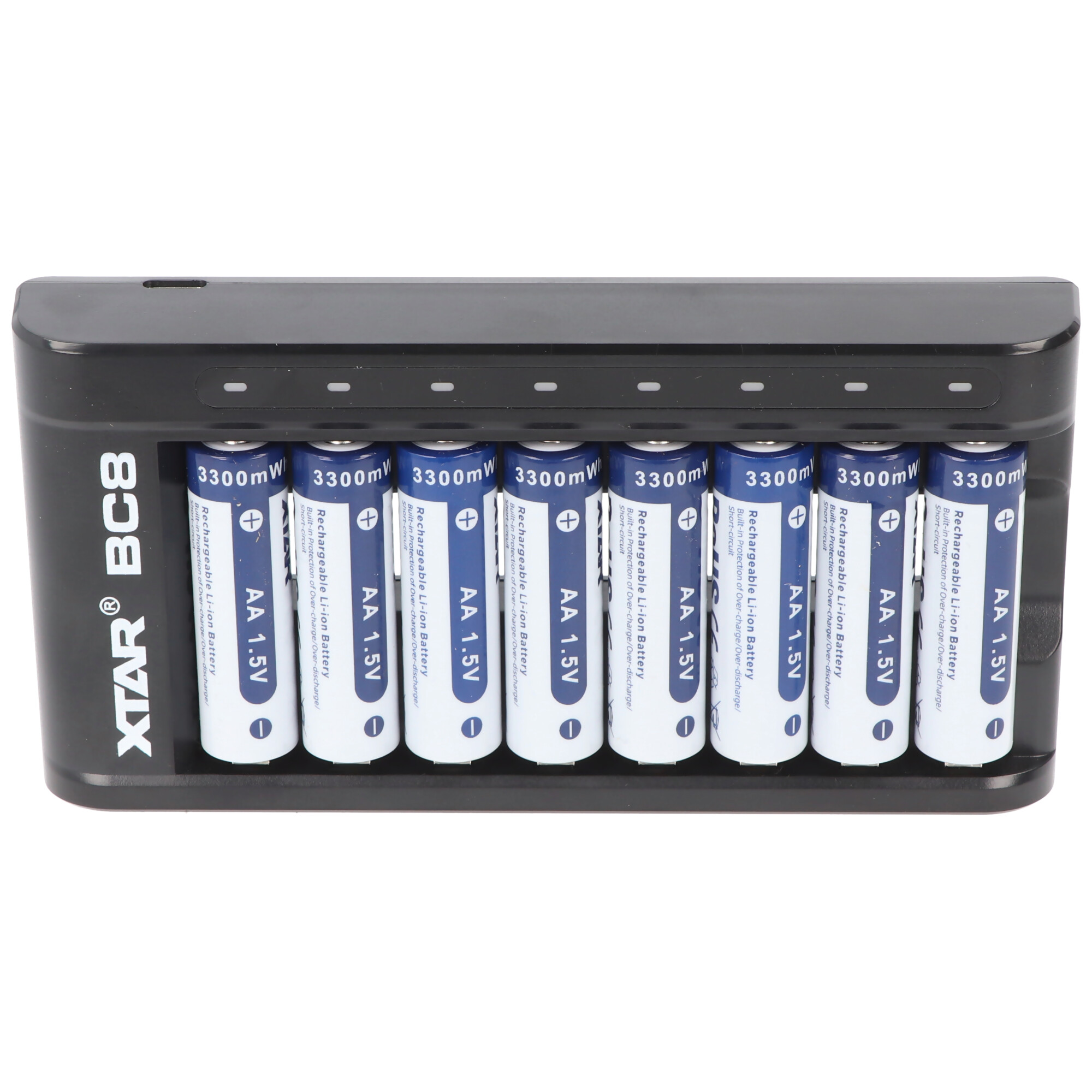 Schwarzes Batterieladegerät mit acht eingelegten AA-Batterien, weiß mit blauem Text.