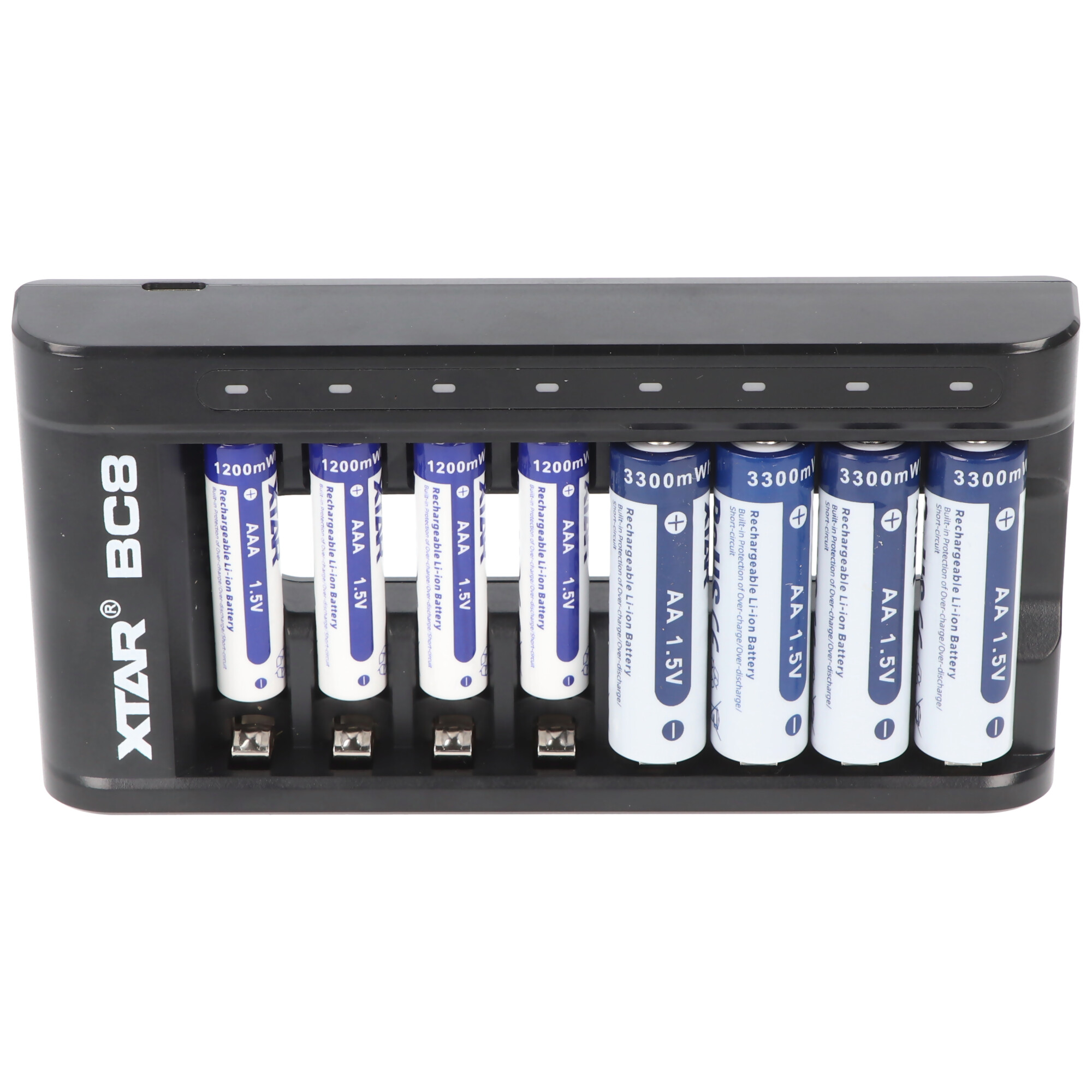 Ein schwarzes Batterieladegerät mit Batterien wird gezeigt. Es gibt 8 Batterien.