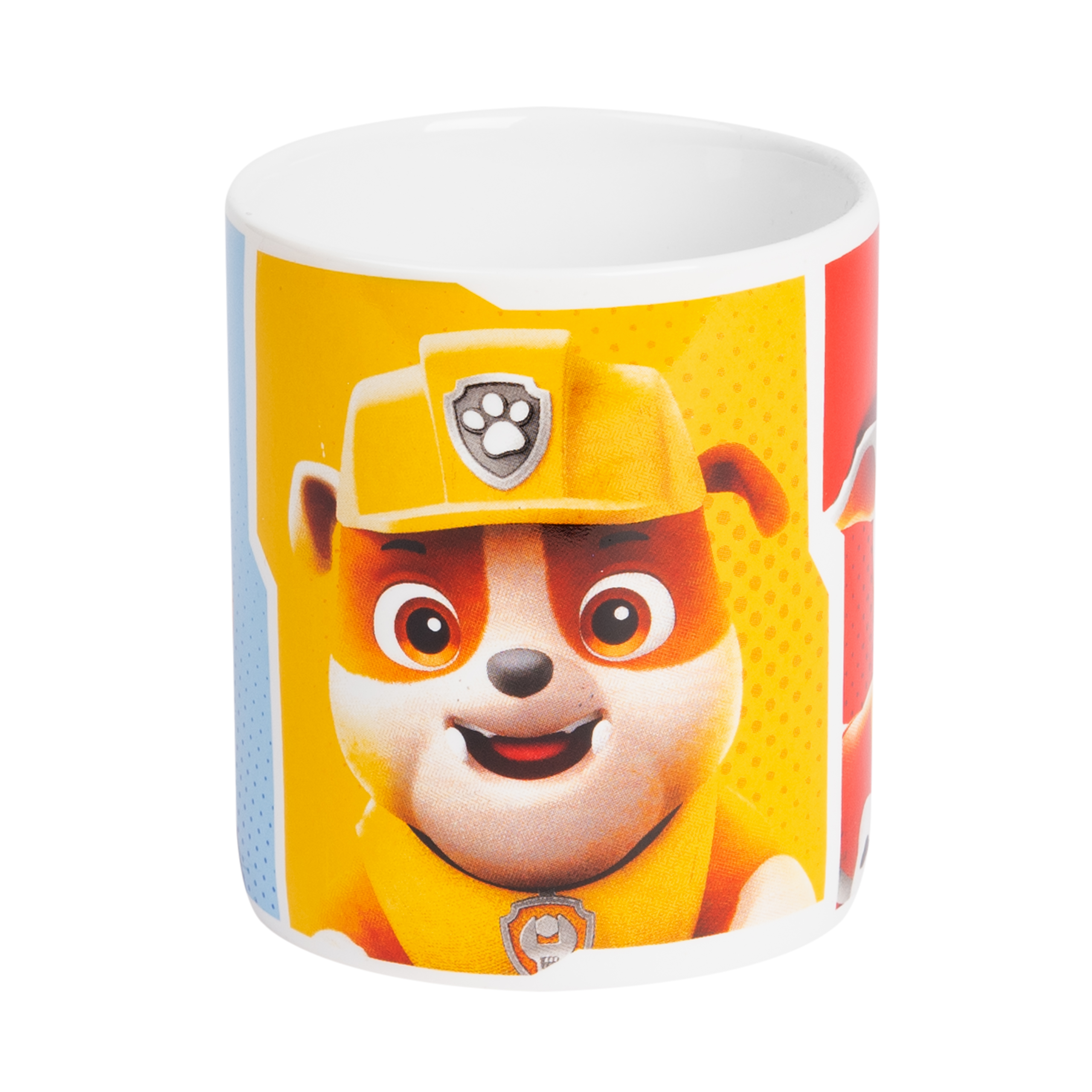 Eine weiße Tasse mit einer Paw Patrol-Figur darauf. Die Figur ist ein Hund mit gelbem Hut.