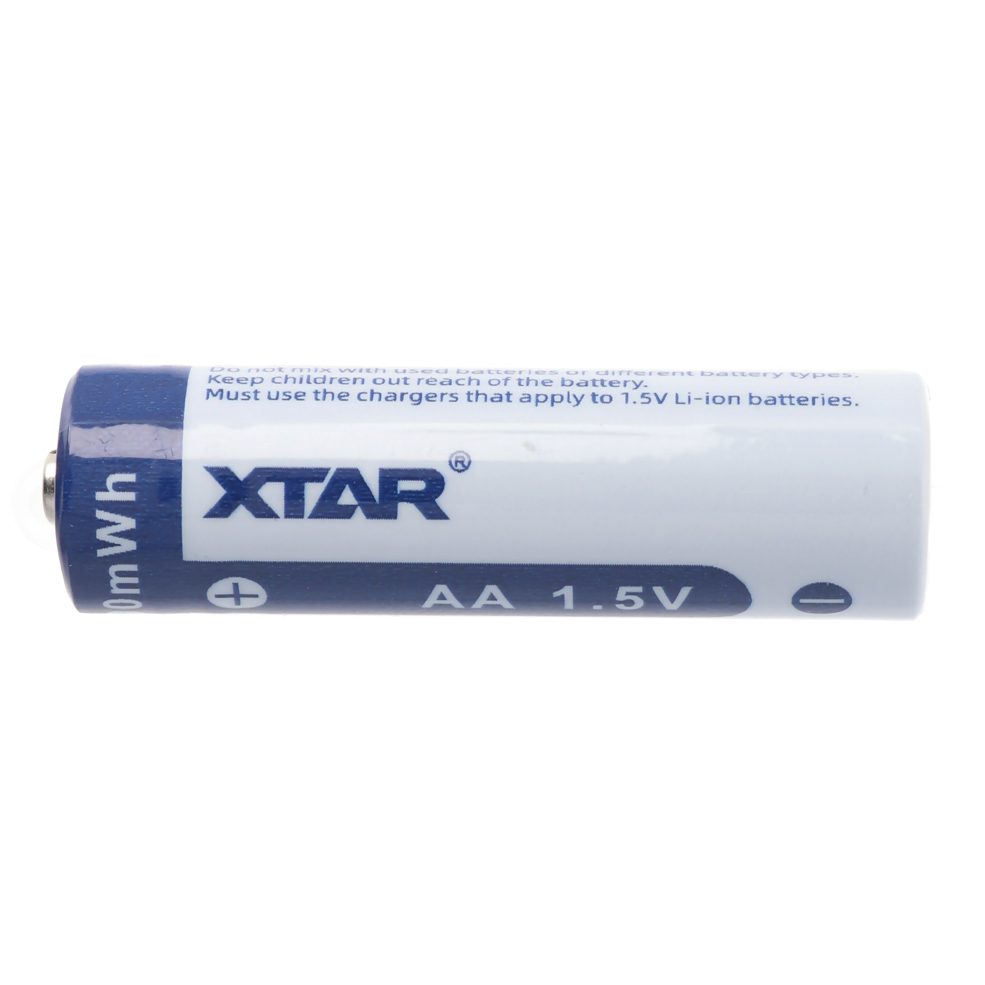 Eine einzelne AA 1,5V Batterie mit weiß-blauem Gehäuse. Sie hat das XTAR-Logo und Warnhinweise.