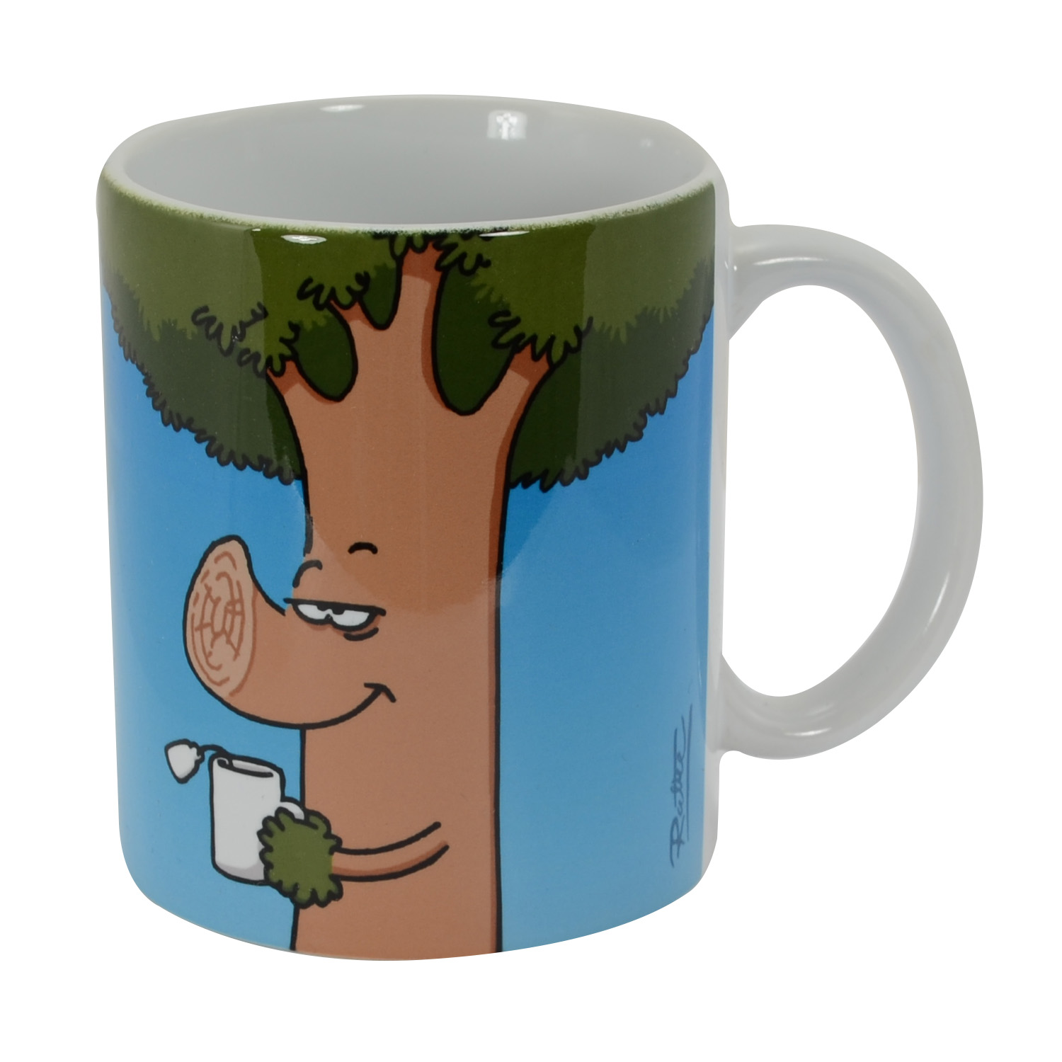 Ein Kaffeebecher mit einer Baumfigur, die eine Tasse hält, vor blauem Himmel.