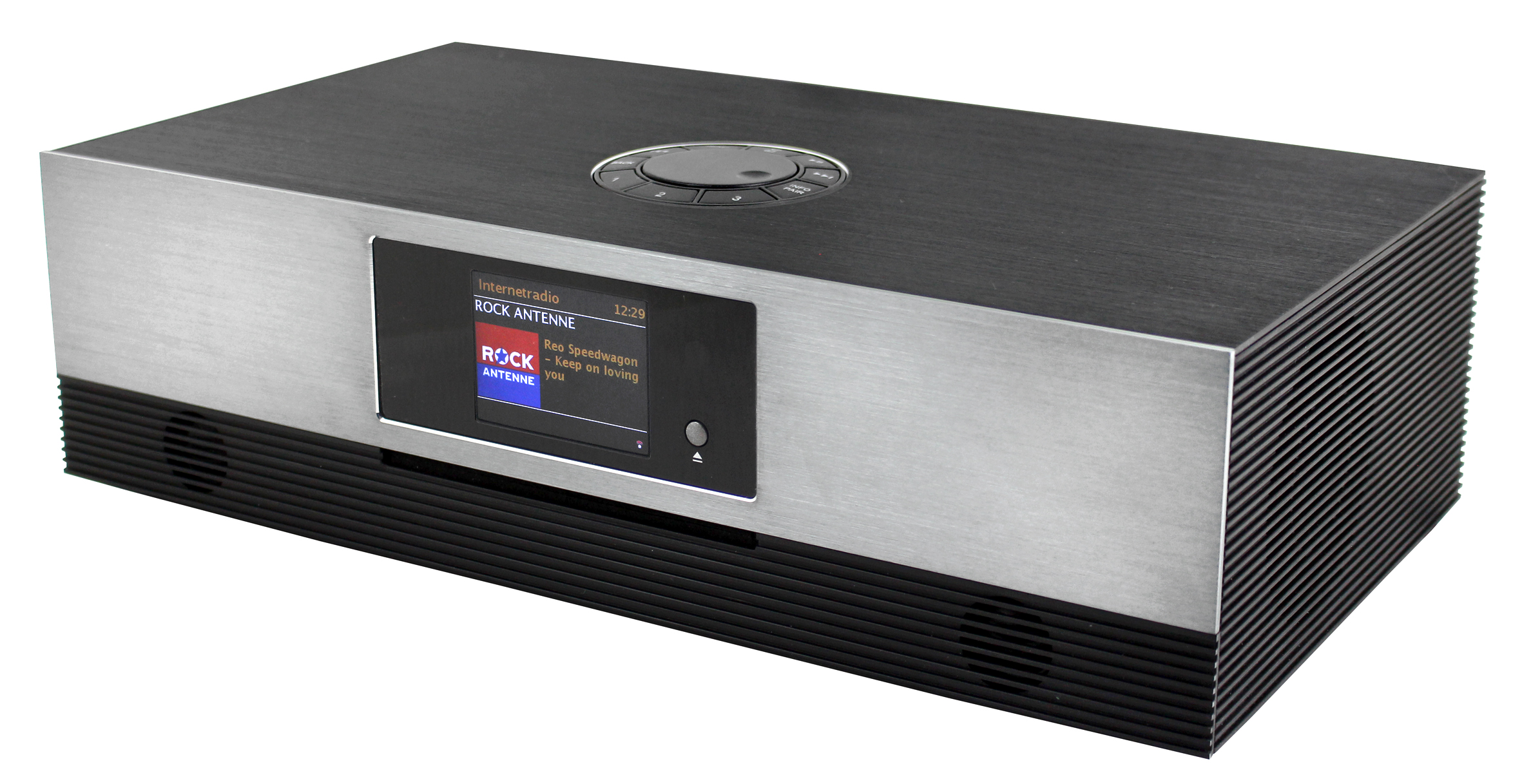 Ein schwarz-silbernes Stereo-System mit einem Bildschirm, der Text anzeigt. Es ist rechteckig mit einem schwarzen Lautsprecher.