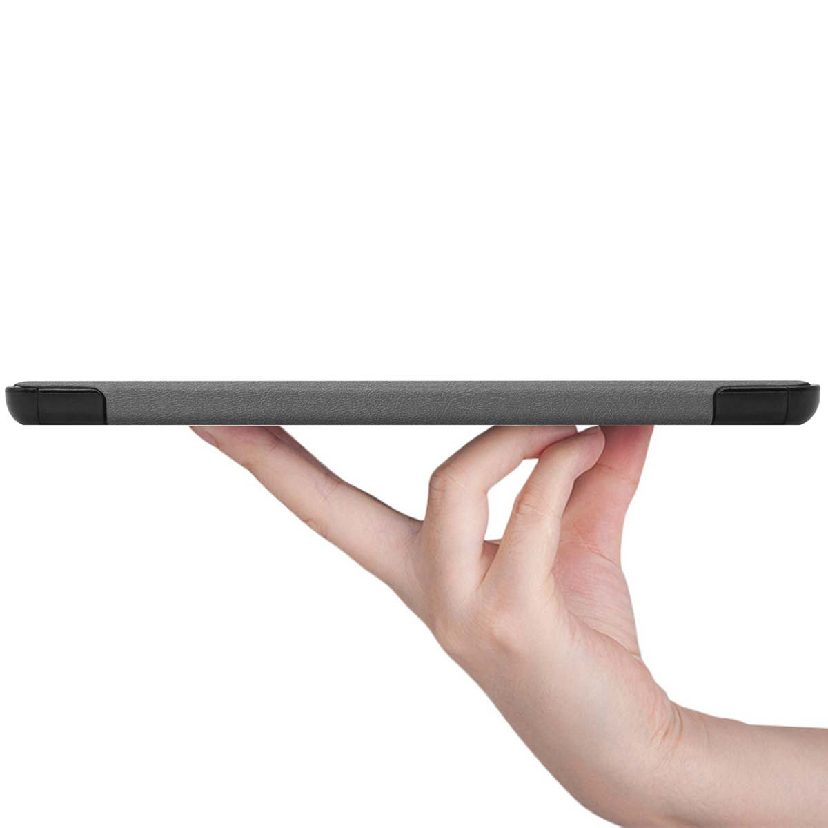 Hand die een tablet horizontaal vasthoudt. De tablet heeft een donkergrijze oppervlakte. Witte achtergrond.