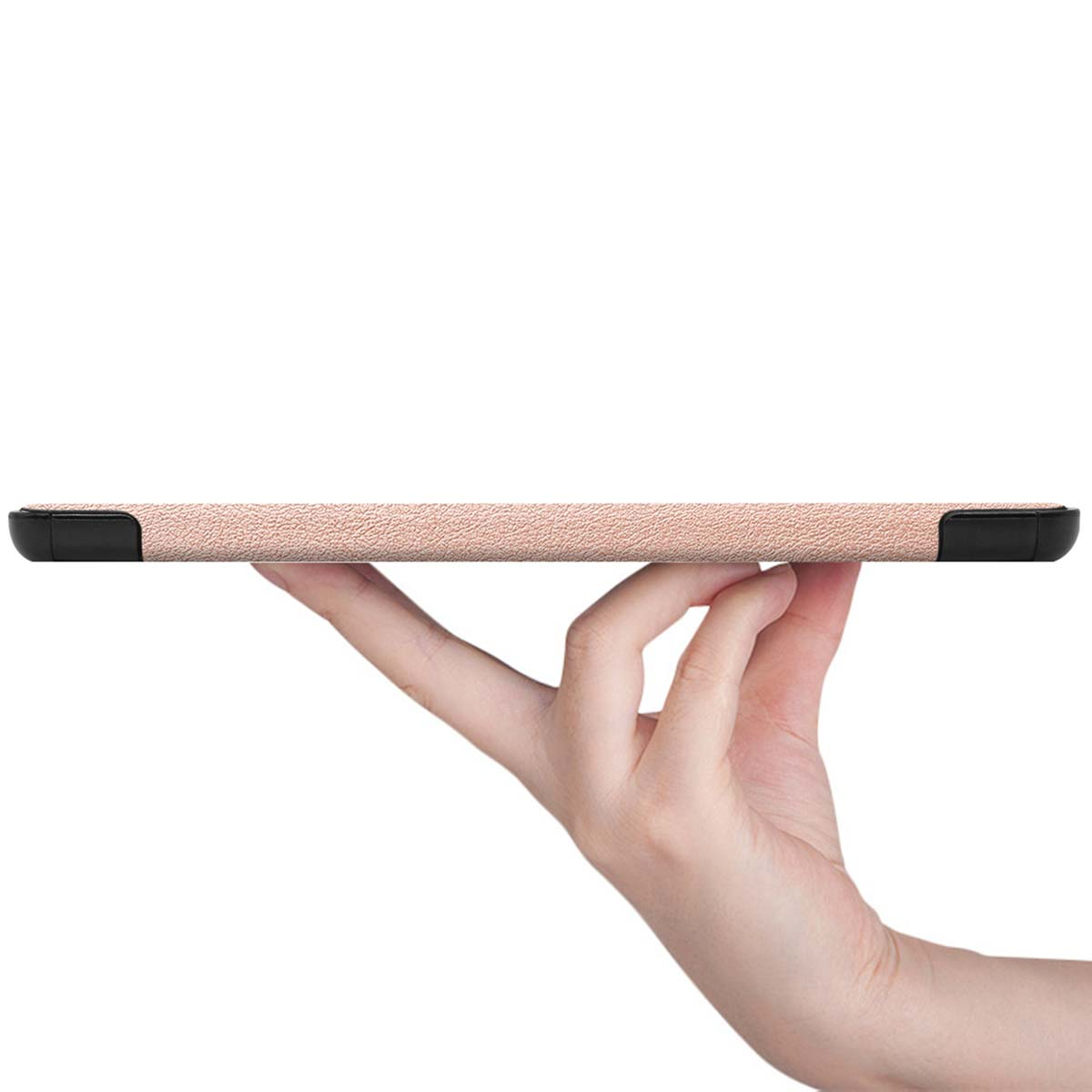 Vue latérale d'une tablette, tenue par une main.