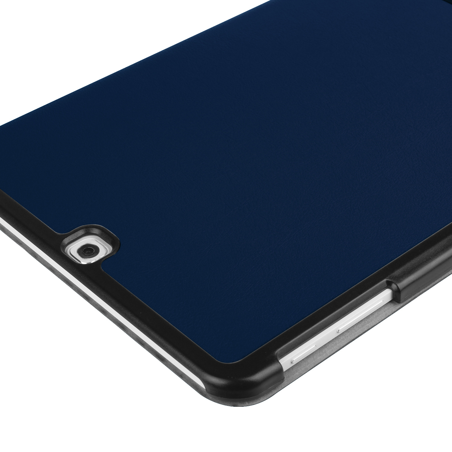Tablethoek in zwarte hoes, met donkerblauw scherm.