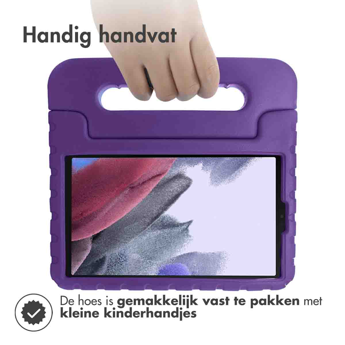 Paarse tablethoes met handvat. Een hand houdt het vast. Tekst in het Nederlands: 'Gemakkelijk vast te pakken met kleine handjes'.