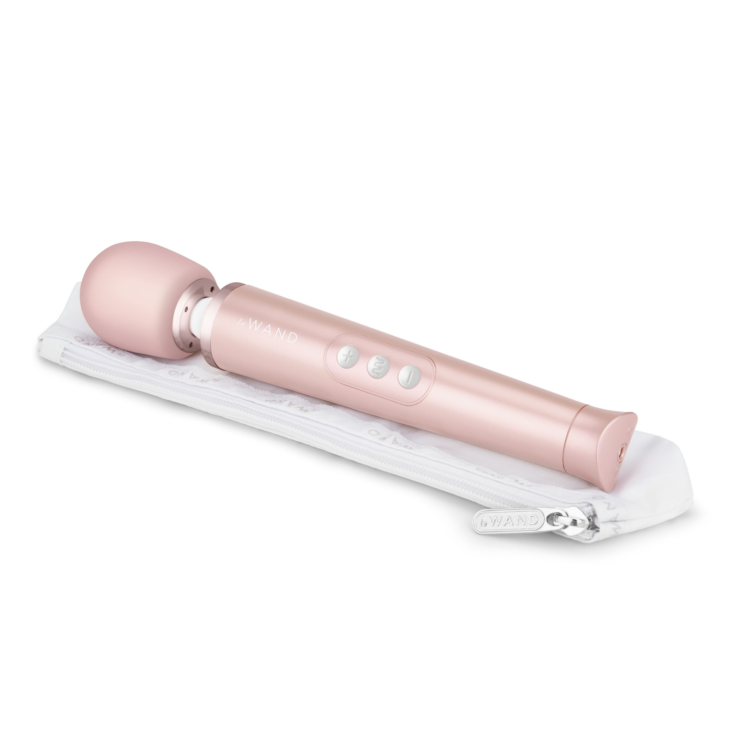 Ein rosa stabförmiges Massagegerät und ein weißes Täschchen, auf einer weißen Oberfläche. Das Massagegerät hat Knöpfe und einen runden Kopf.