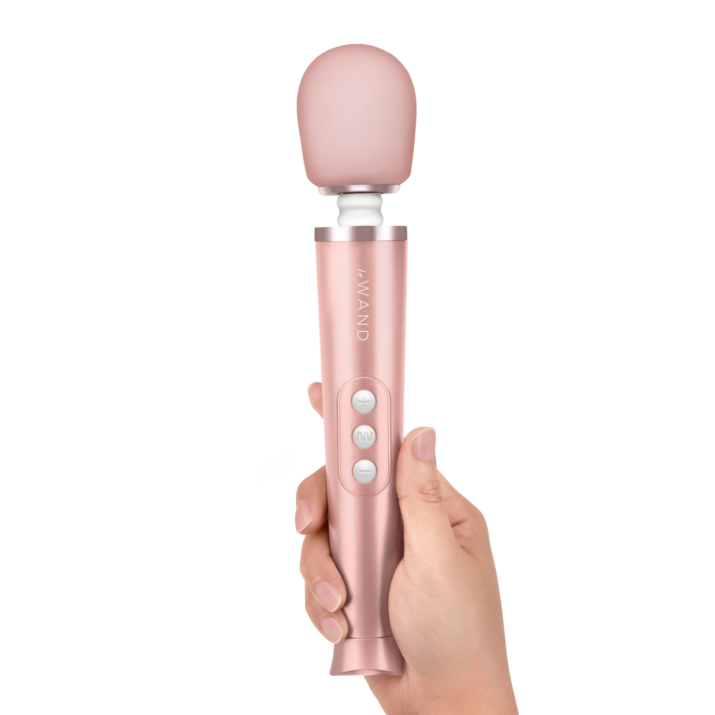 Rosa Sexspielzeug-Zauberstab, gehalten von einer Hand. Weißer Hintergrund.