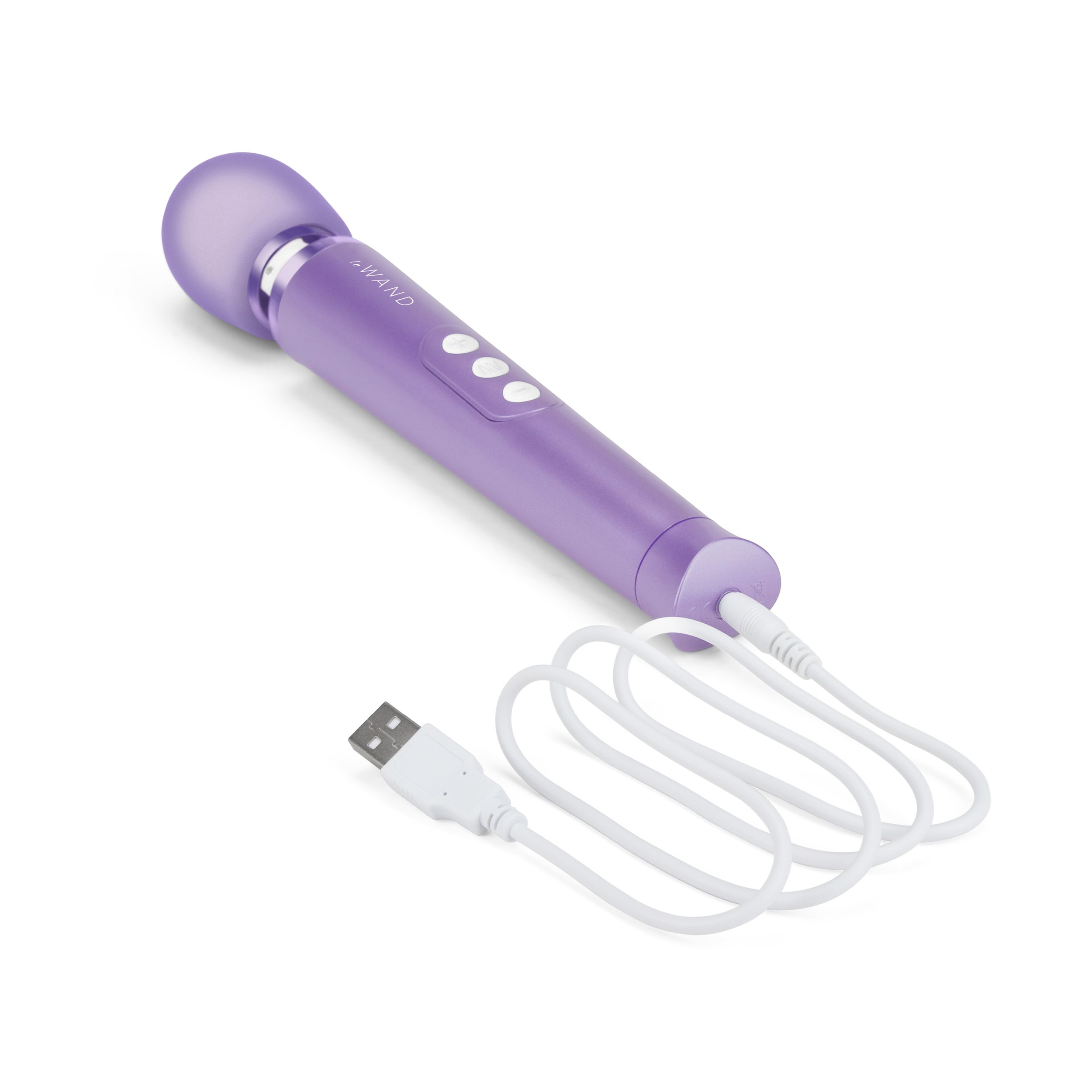 Ein lilafarbener Vibrator mit weißem USB-Kabel. Das Gerät hat drei Knöpfe und einen gebogenen Kopf. Weißer Hintergrund.