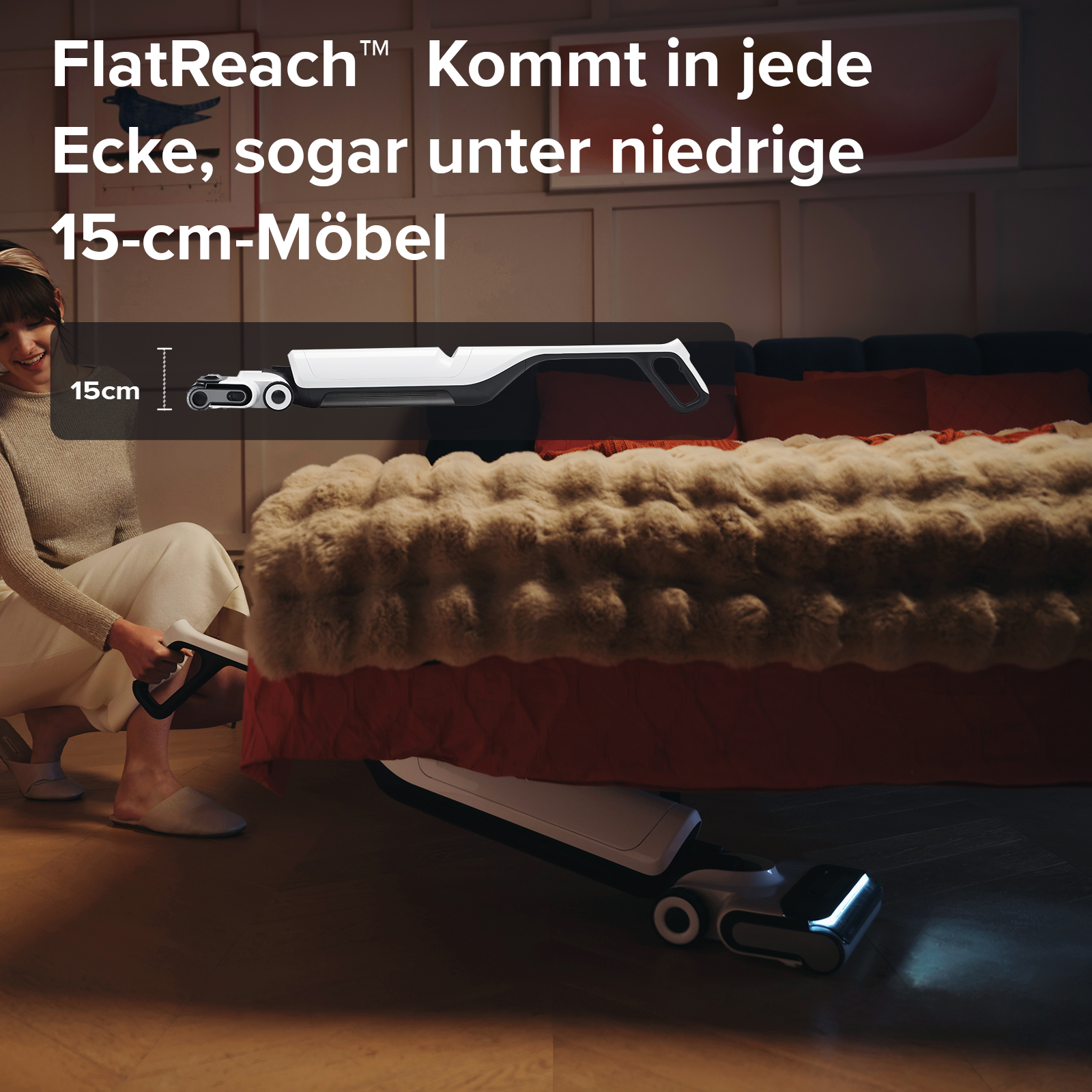 Eine Frau benutzt einen Staubsauger unter einem Bett, zeigt die Reichweite in niedrigen Räumen.