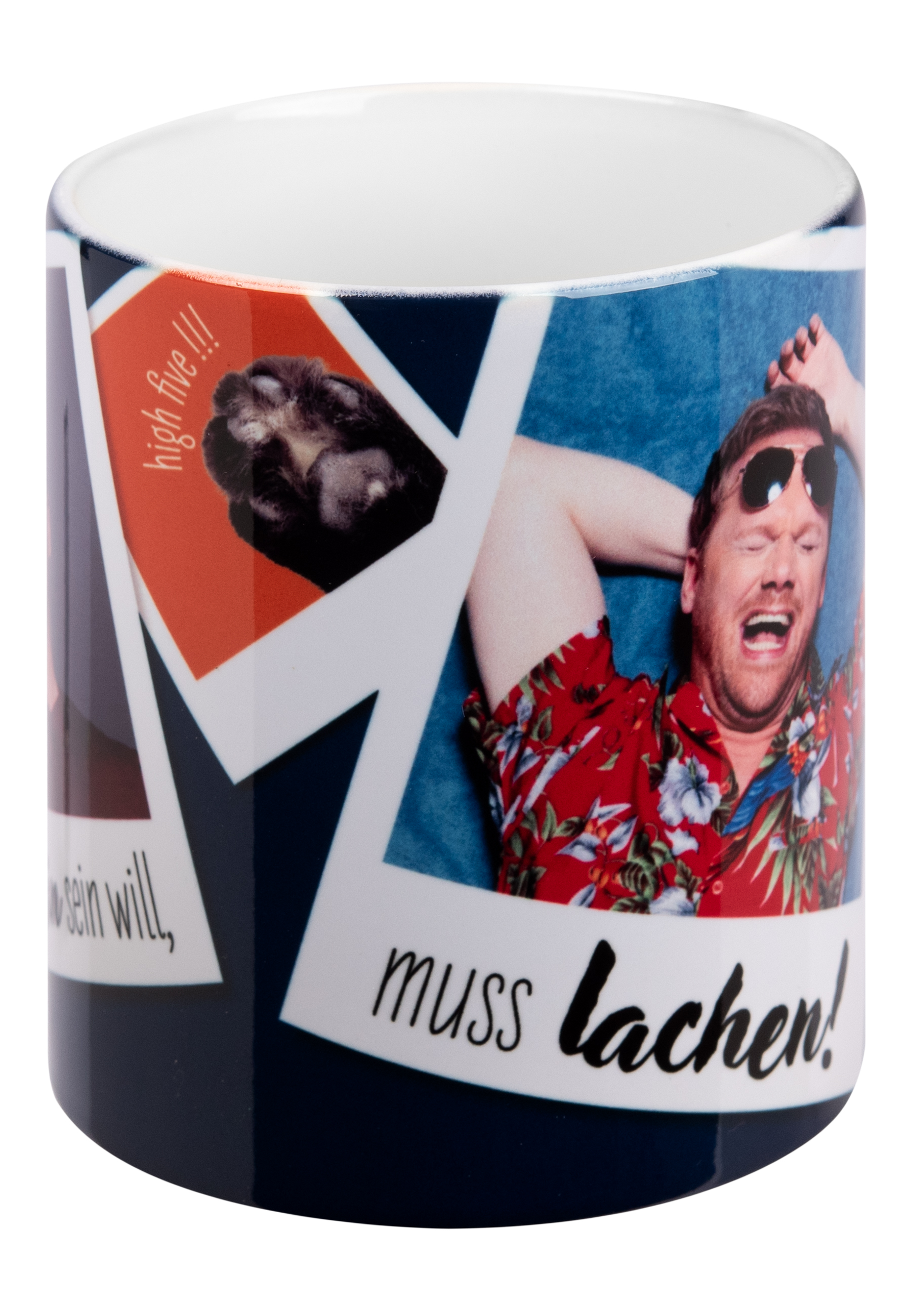Eine Tasse mit lustigen Bildern darauf. Ein Mann mit Sonnenbrille rechts.