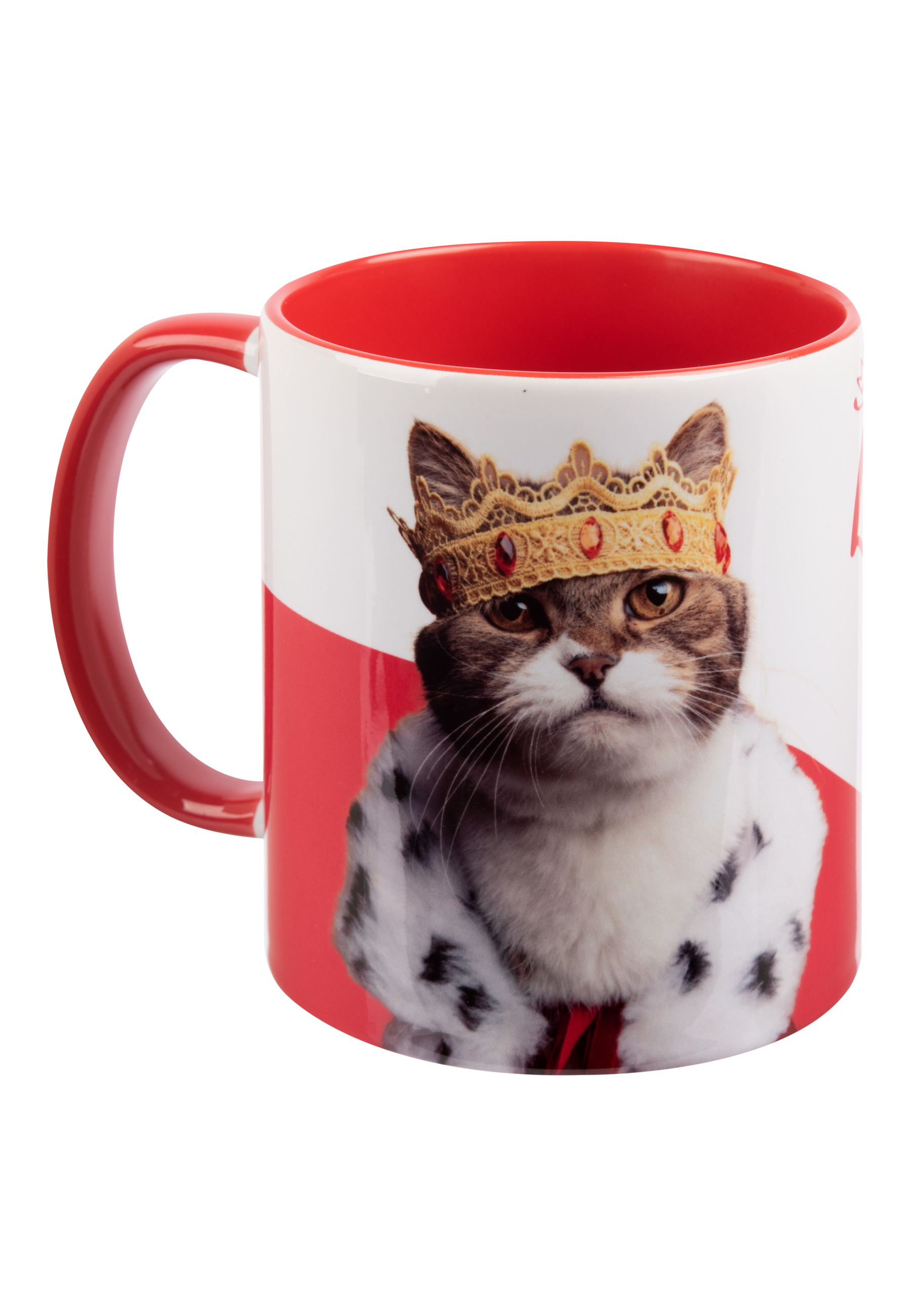 Weißer Becher mit gekröntem Katzenbild und roter Innenseite. Roter Hintergrund.
