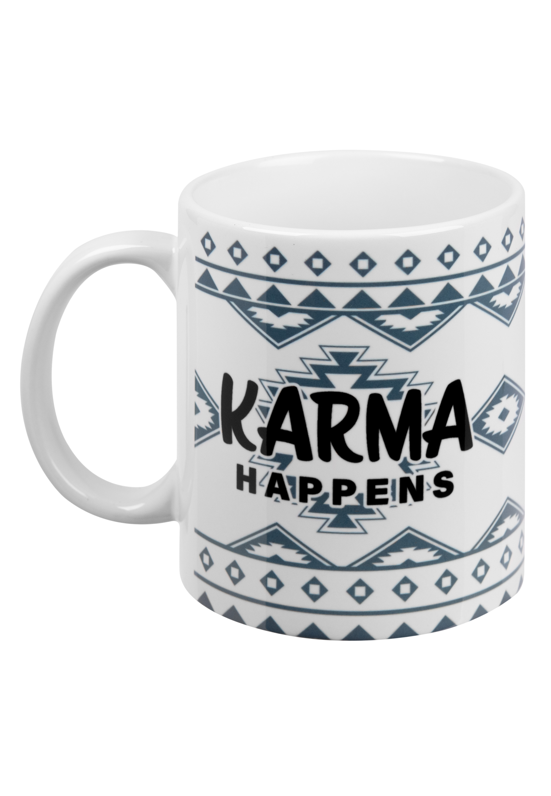 Weiße Tasse mit 'Karma Happens' in Schwarz und blauen geometrischen Mustern.