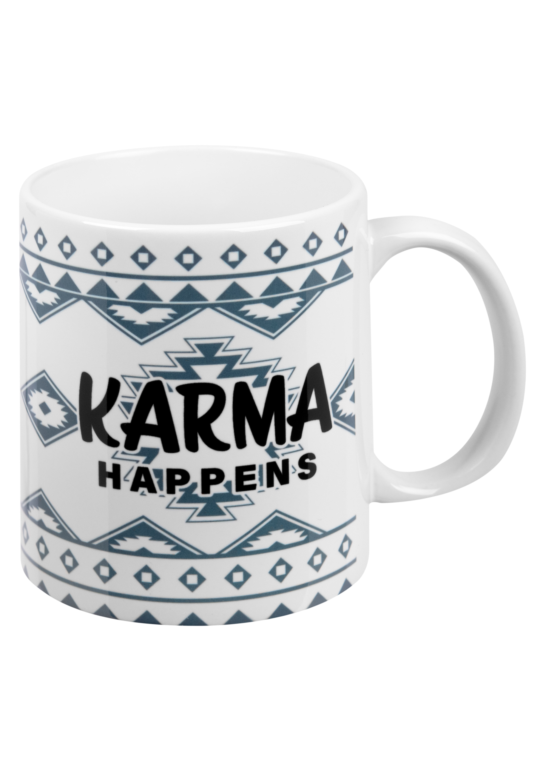 Weißer Becher mit dem Spruch „Karma Happens“ in Schwarz vor einem Muster aus blauen Formen.