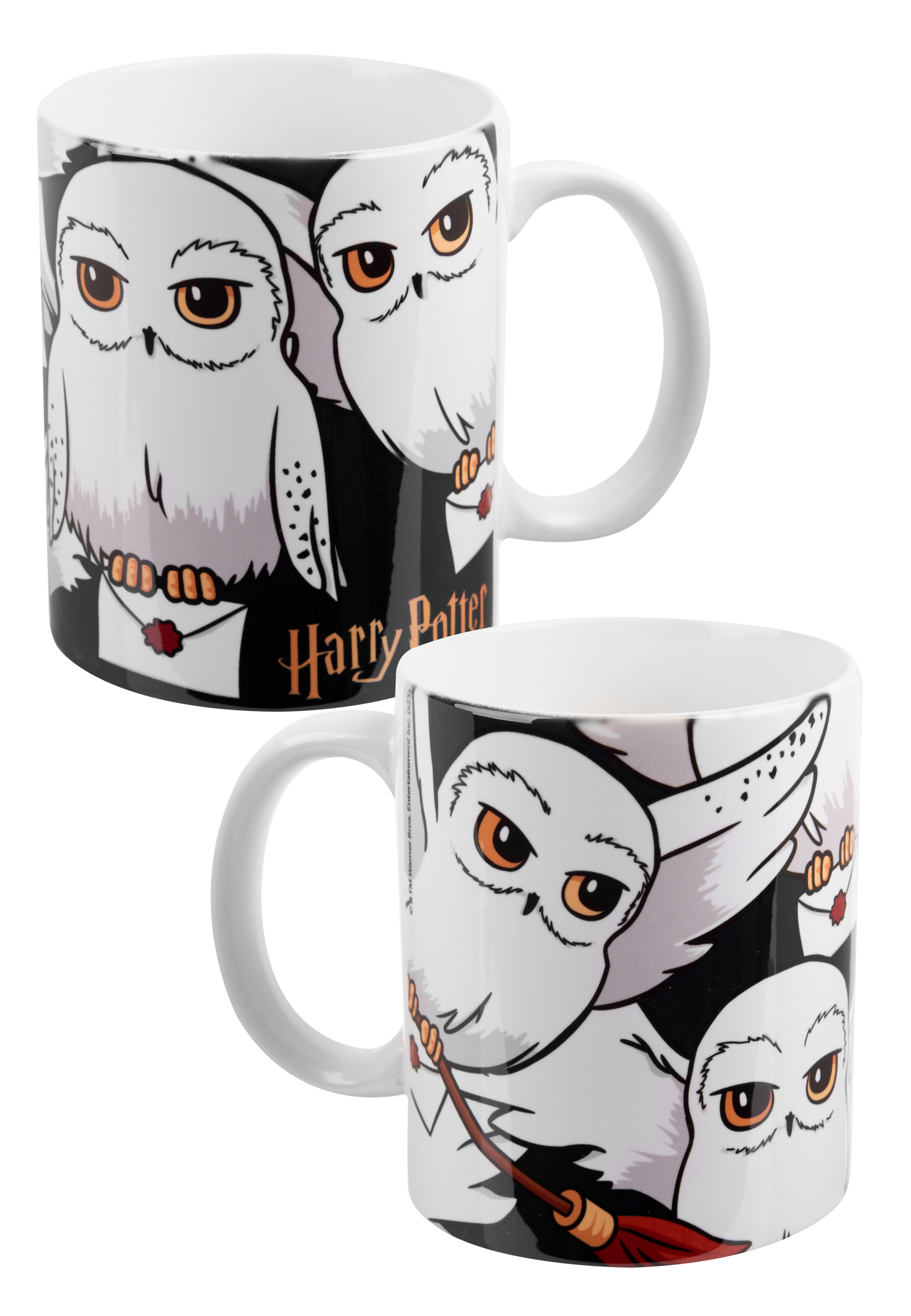 Zwei Harry Potter Tassen. Jede Tasse hat weiße Eulen und das Harry Potter Logo. Hintergrund ist schwarz.