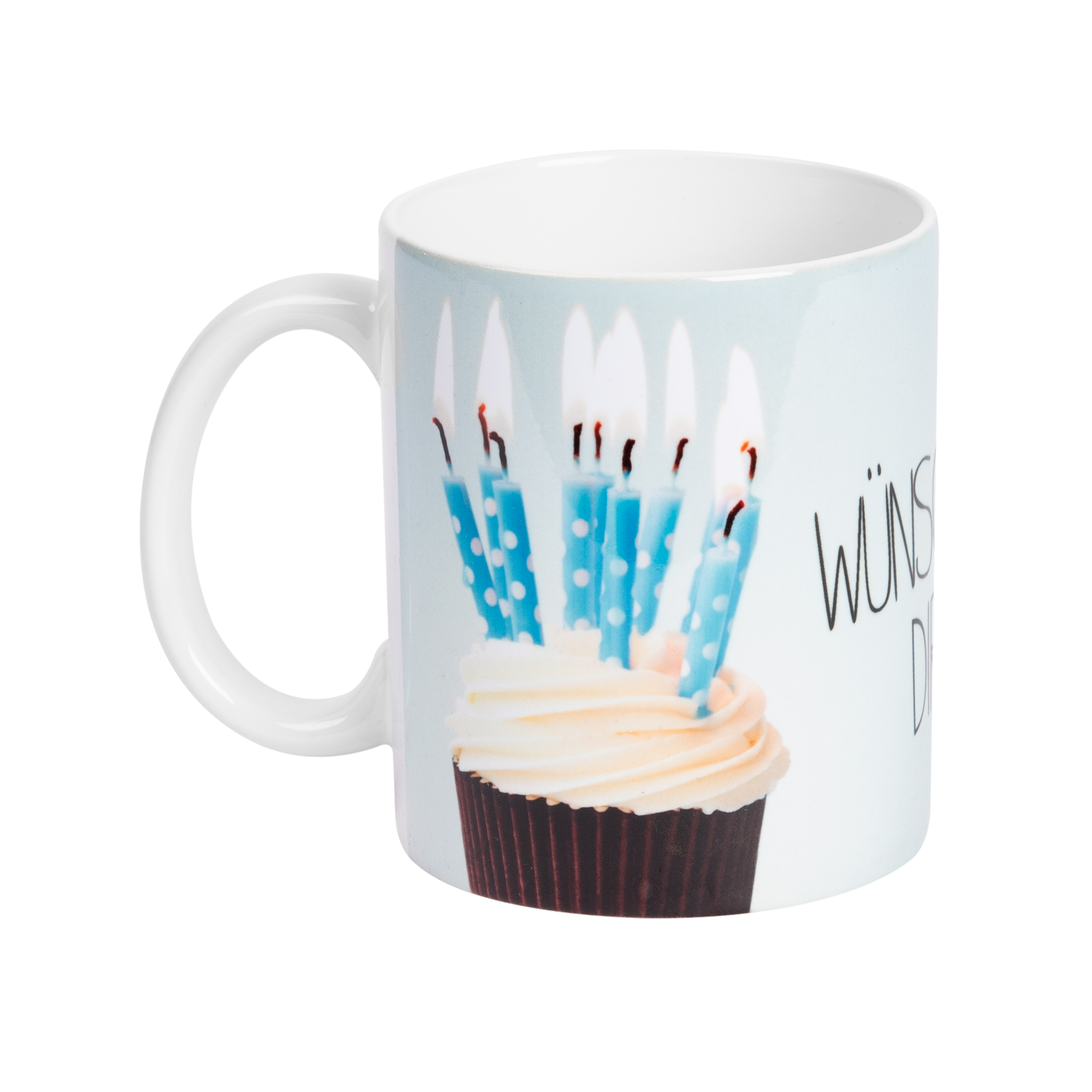 Eine weiße Tasse mit einem Cupcake-Bild, blauen Kerzen und Text.