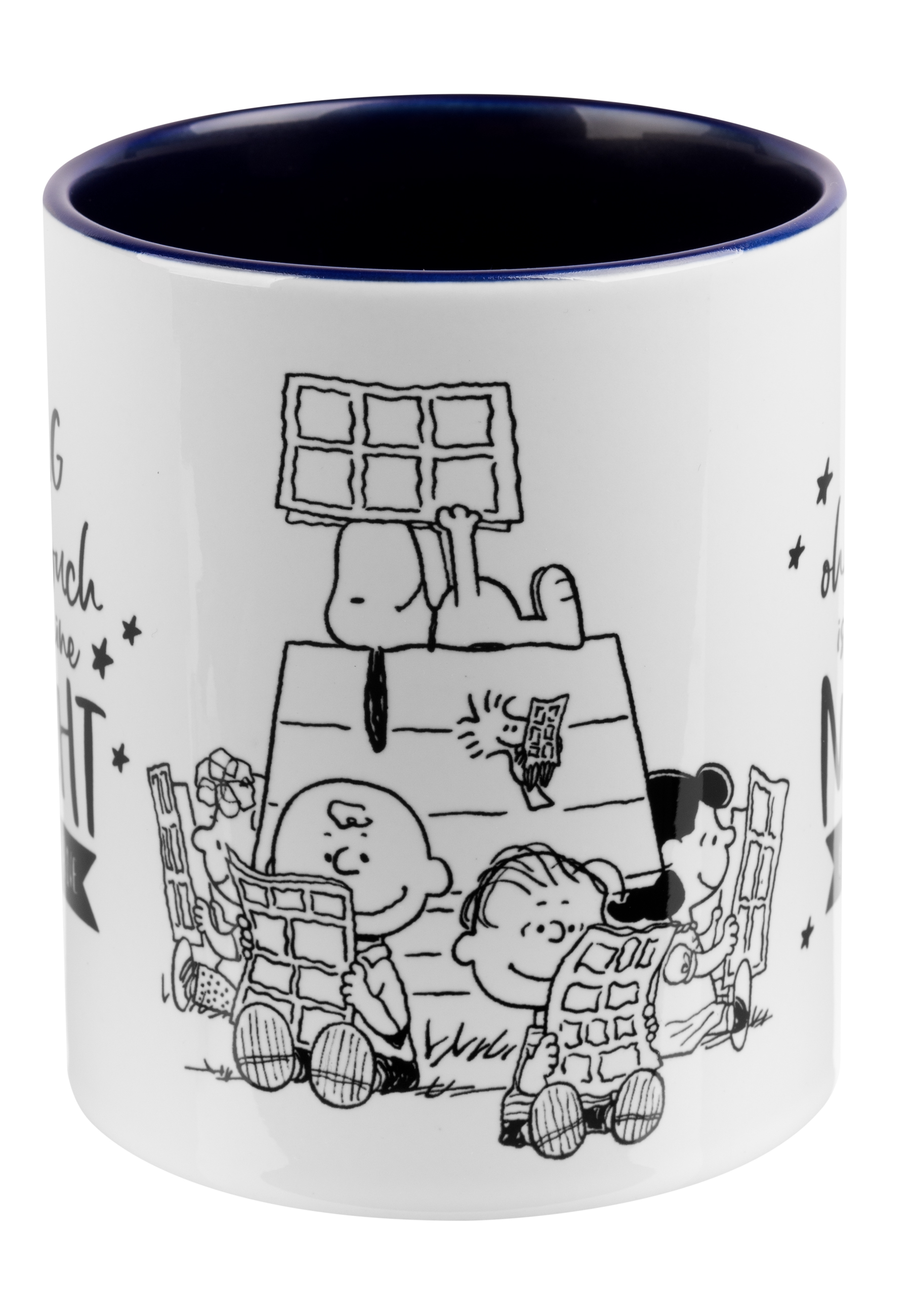 Weiße Tasse mit Peanuts-Charakteren: Snoopy auf seinem Hundehütte mit Freunden.