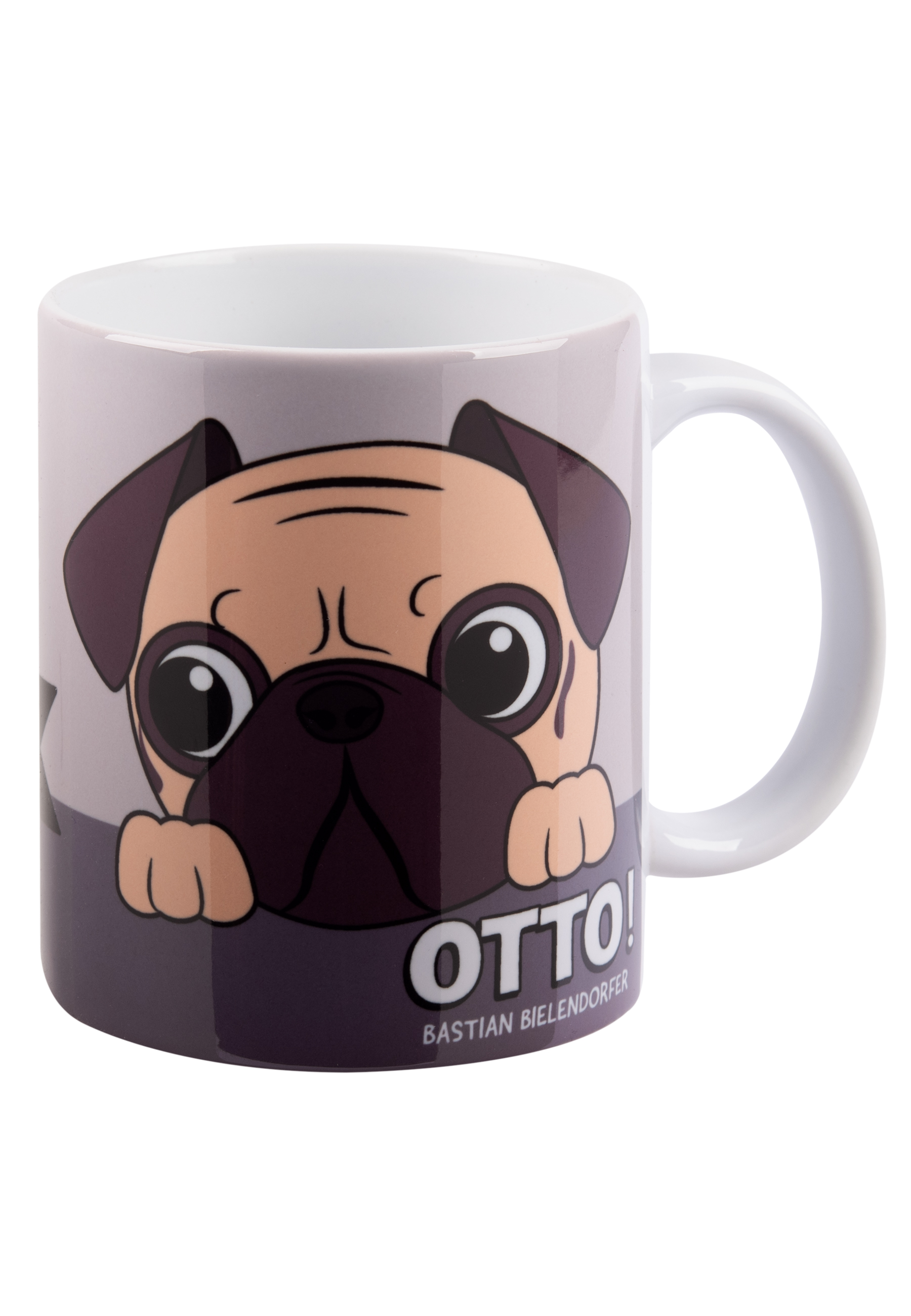 Eine weiße Tasse mit einer Mops-Hunde-Illustration darauf wird vor weißem Hintergrund gezeigt.