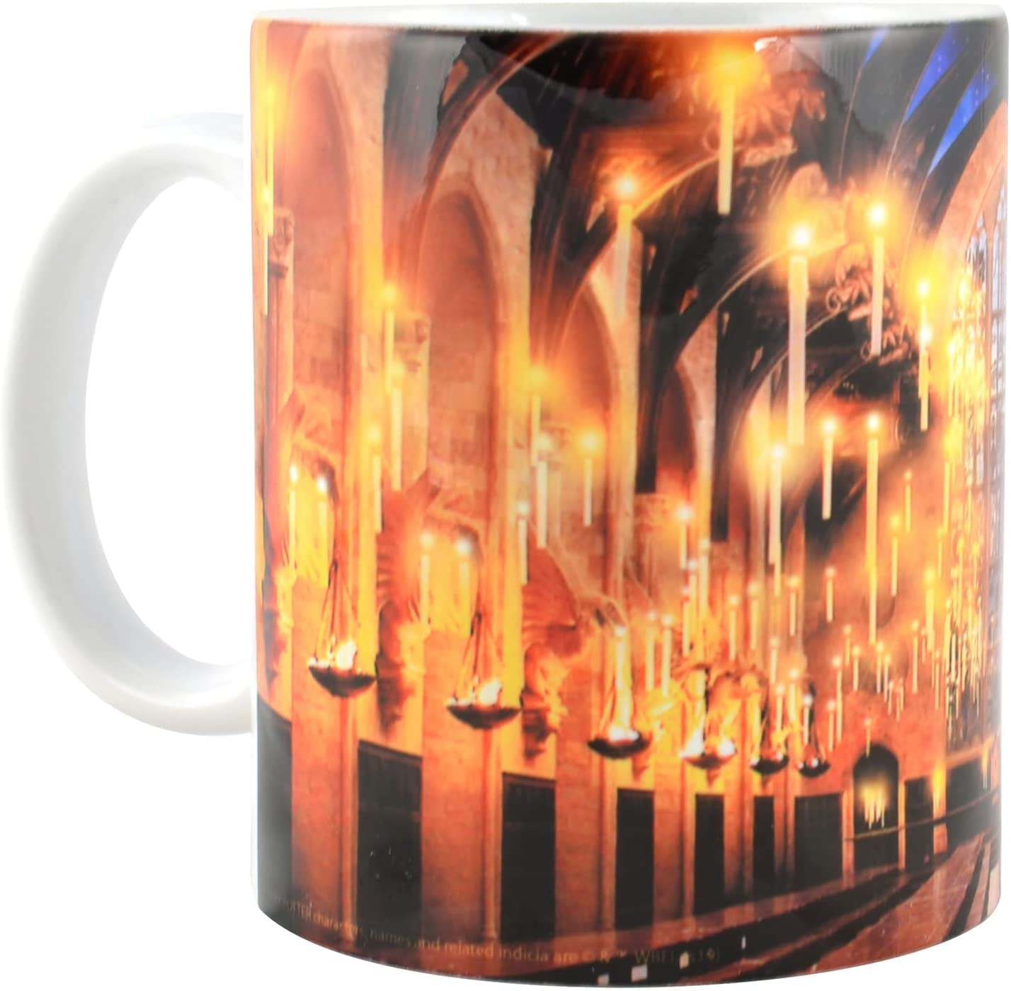 Eine weiße Tasse mit einer Harry-Potter-Schloss-Szene.