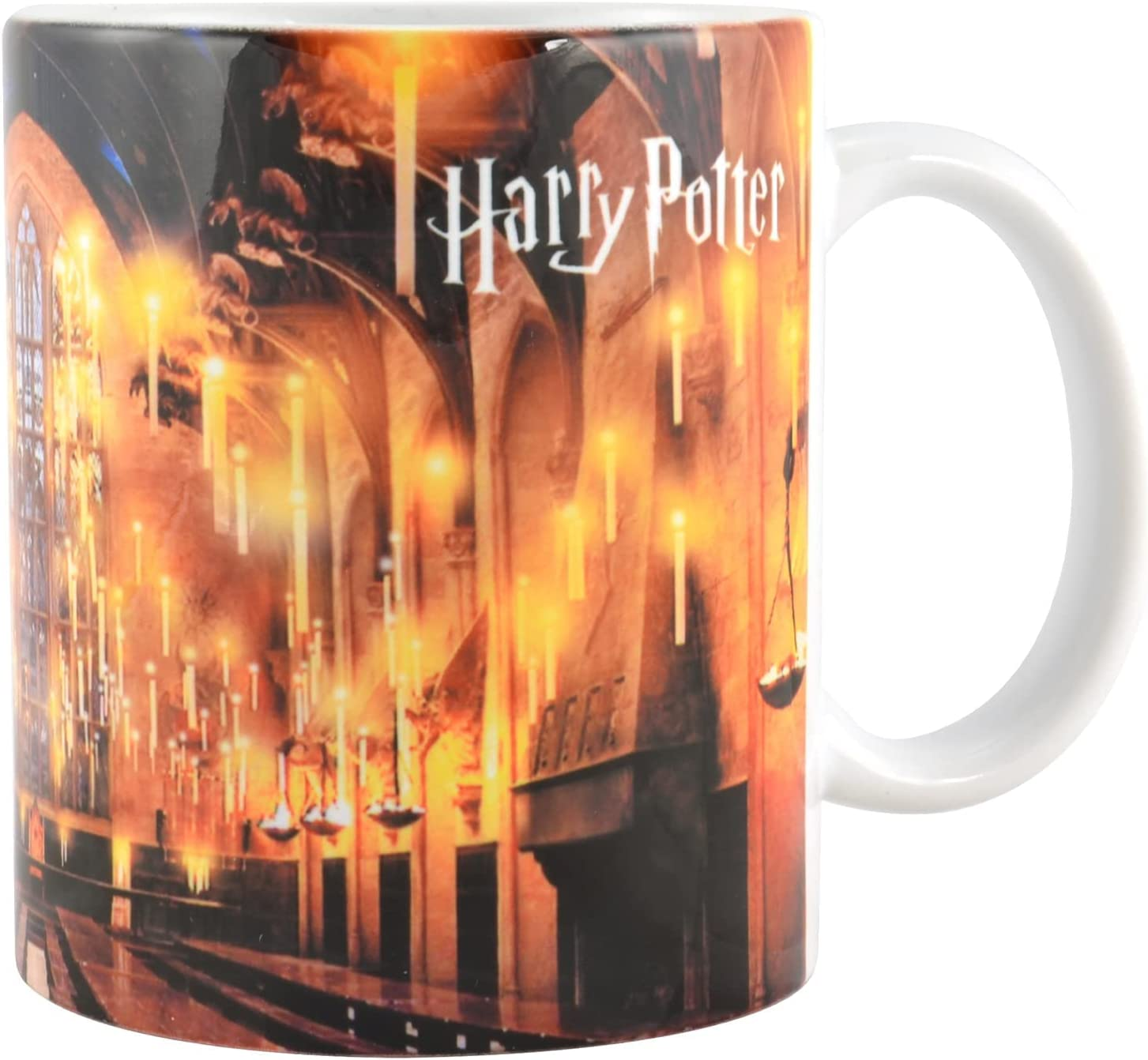 Tasse mit Harry Potter Szene, Kerzen und Halle. Weißer Henkel. Verzierter Innenraum.