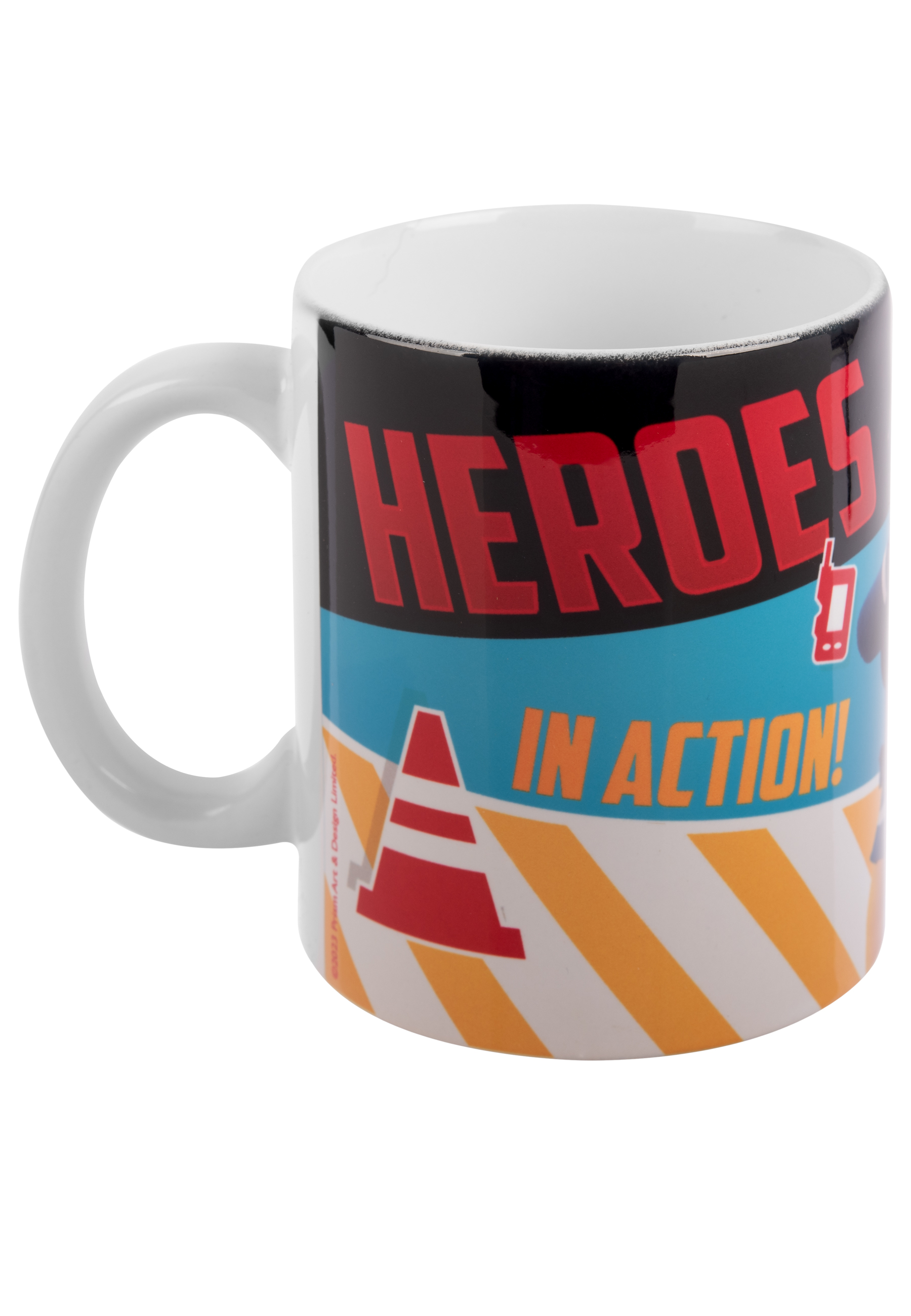 Eine weiße Tasse mit den Worten 'HEROES IN ACTION' und einem Design eines Baukonus.