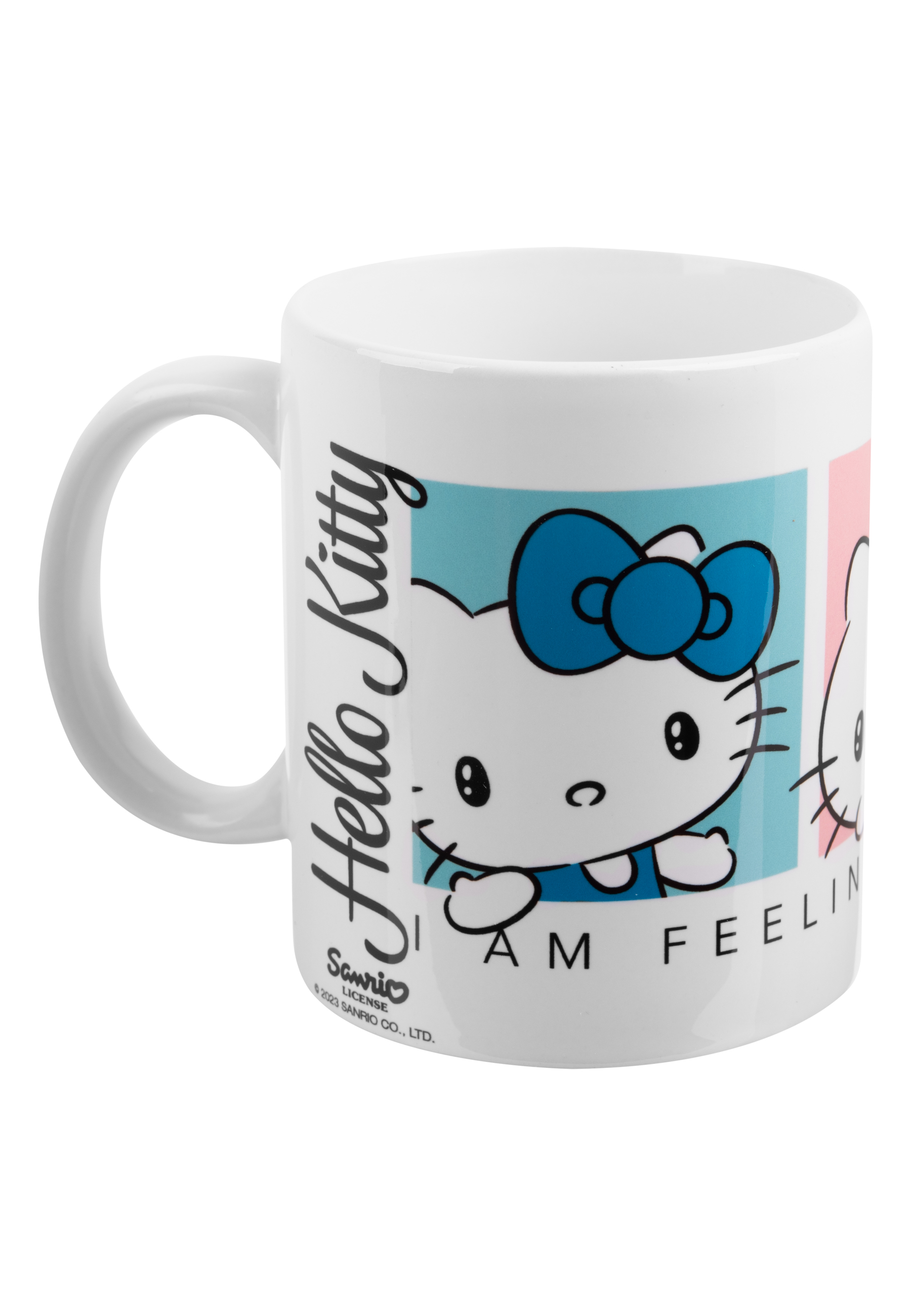 Eine weiße Tasse mit Hello Kitty und den Worten "I AM FEELING". Blauer und rosa Hintergrund.