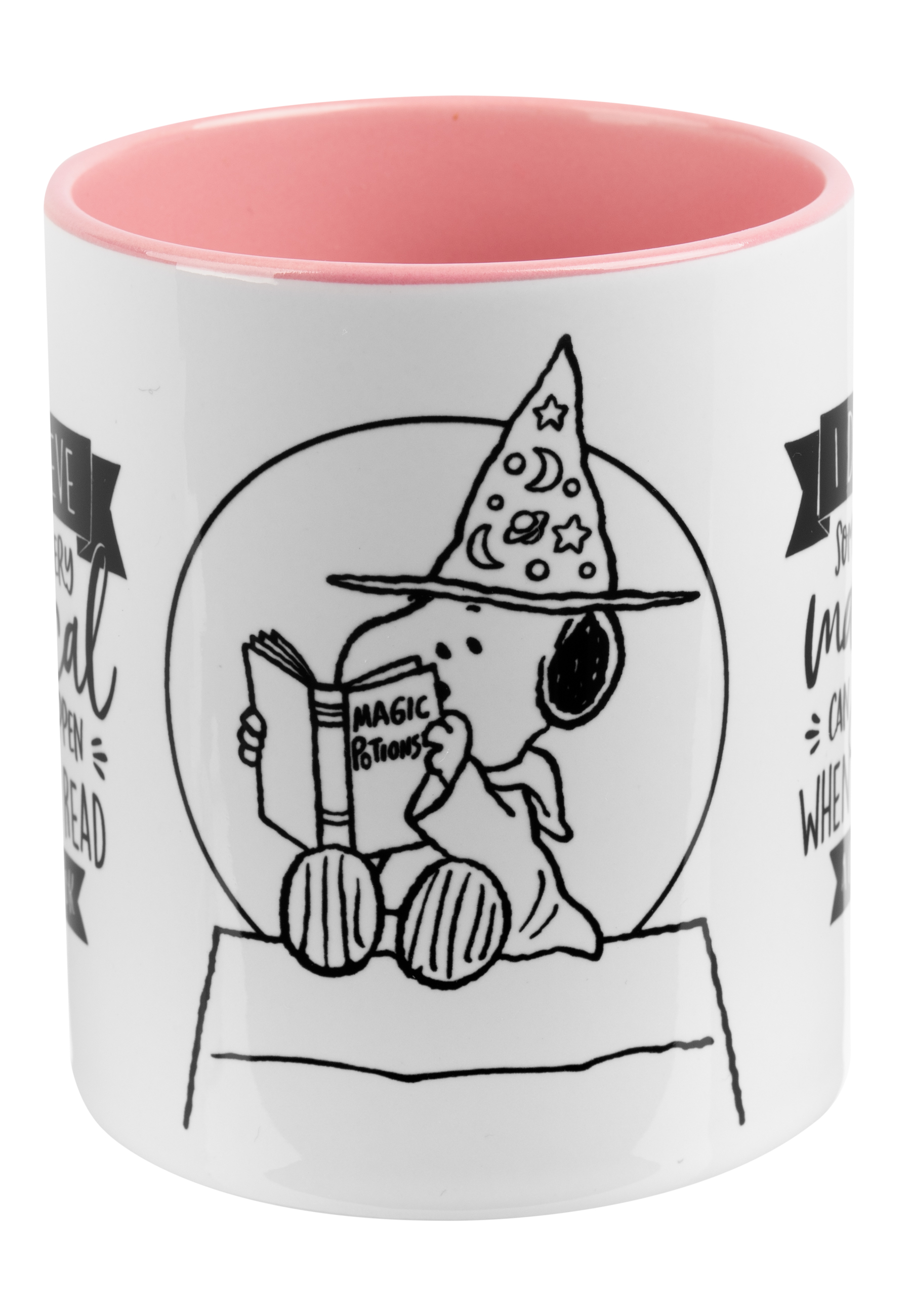 Eine weiße Tasse mit Snoopy, der einen Zaubererhut trägt und ein Buch mit den Worten Magic Potions liest.