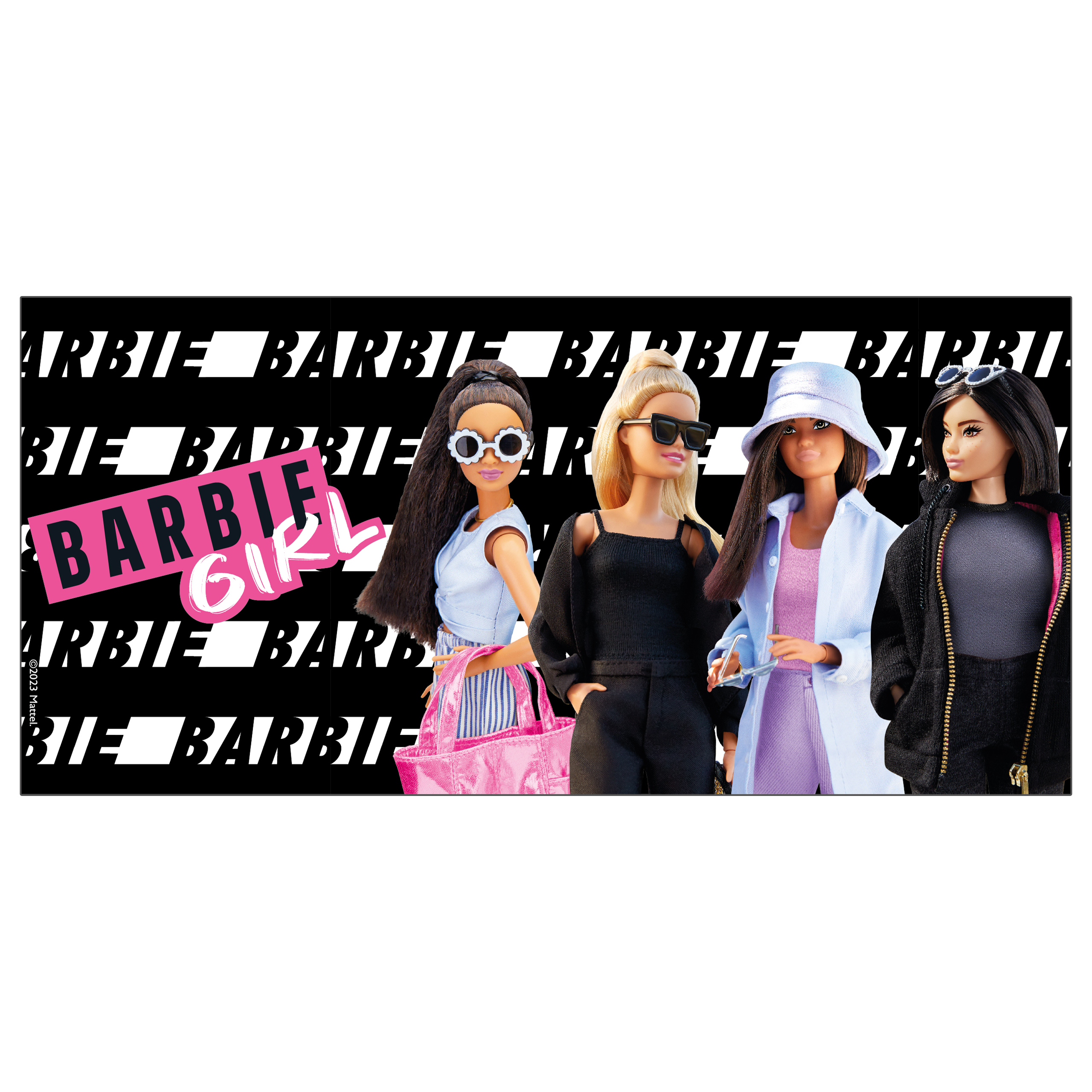 Vier Barbie-Puppen stehen vor einem schwarz-weißen Hintergrund mit dem Barbie Girl-Logo.