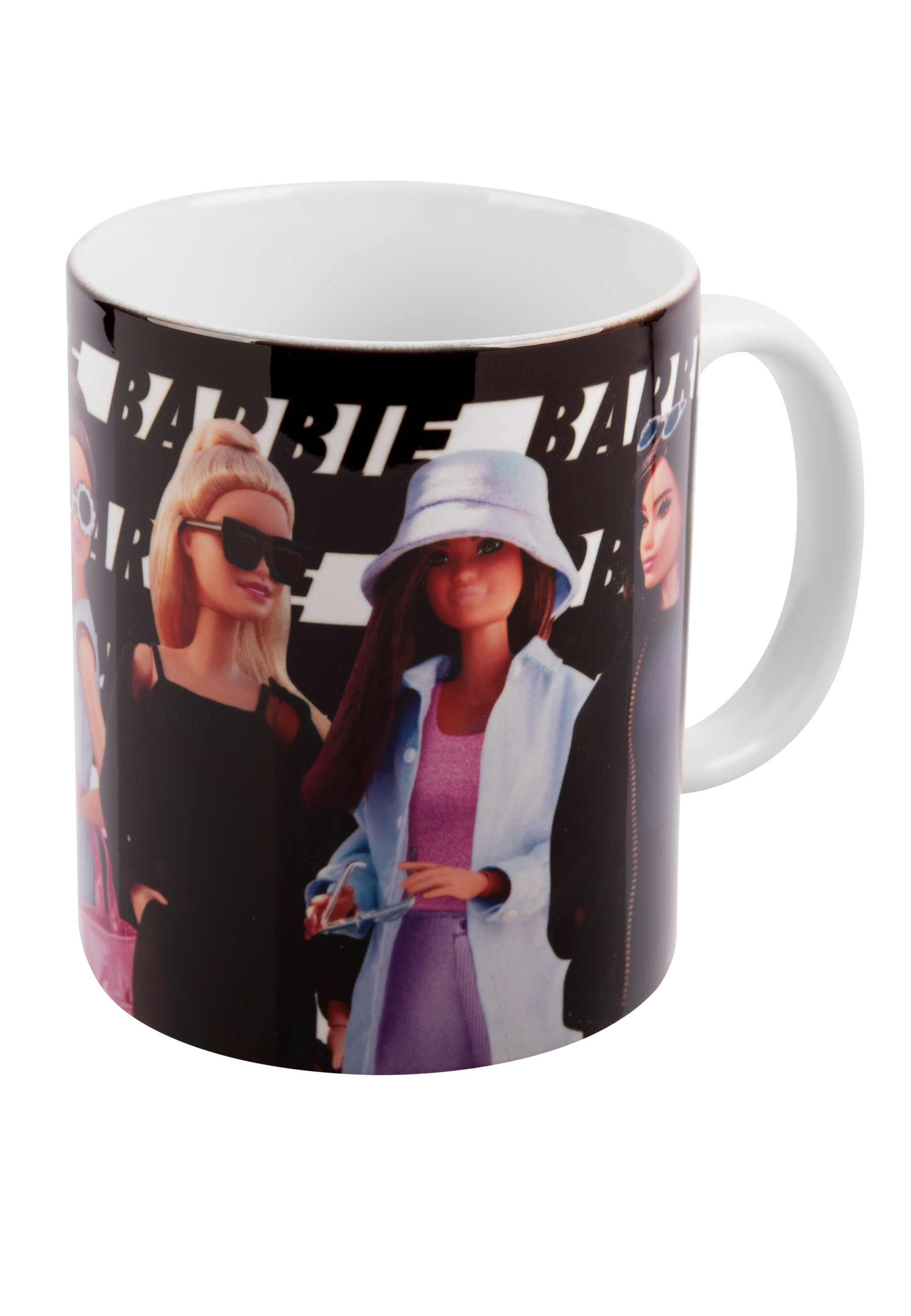 Eine weiße Tasse mit Bildern von Barbie-Puppen darauf.