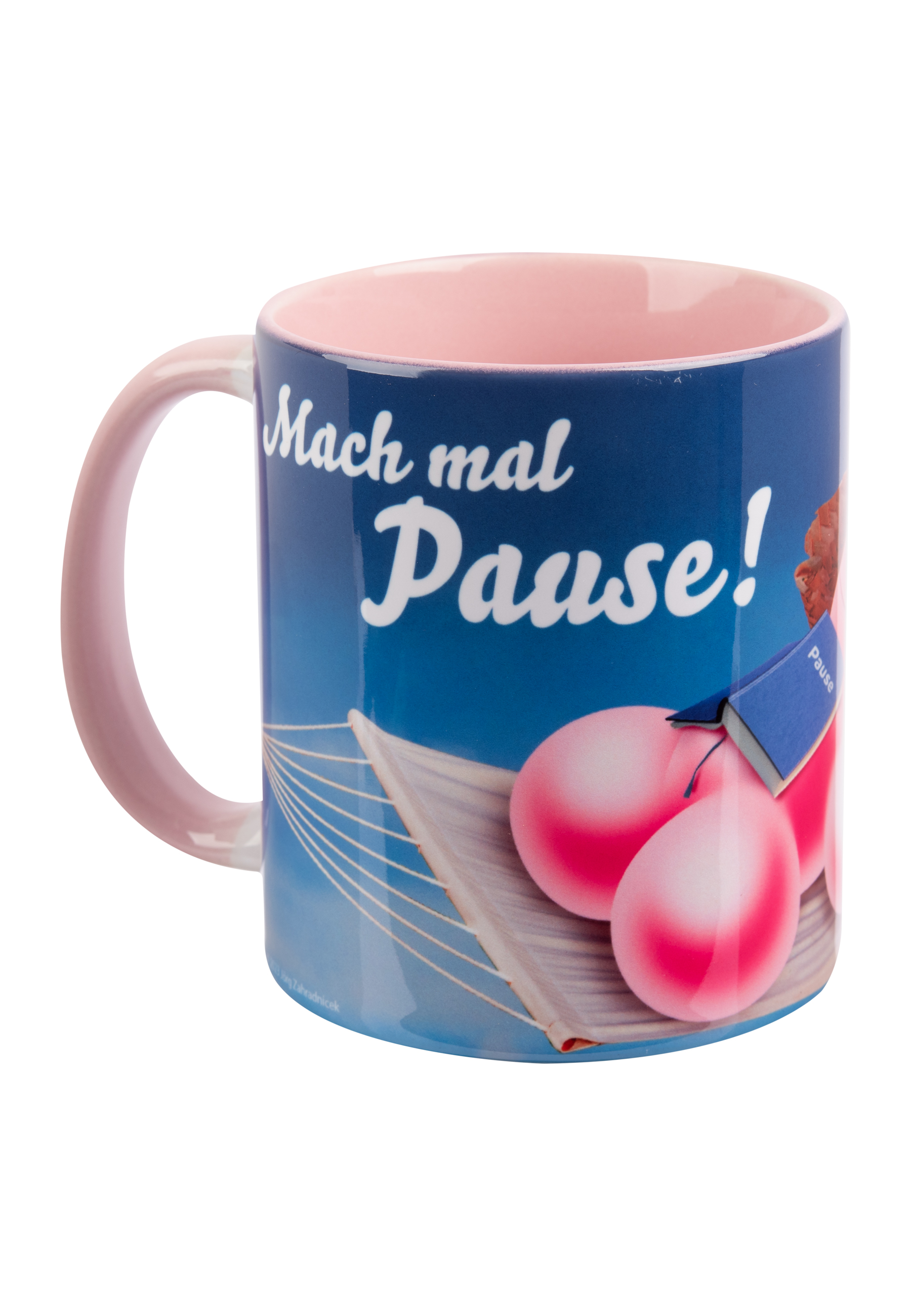 Eine blaue Tasse hat ein rosa Innenleben und eine Grafik von rosa Strandbällen.