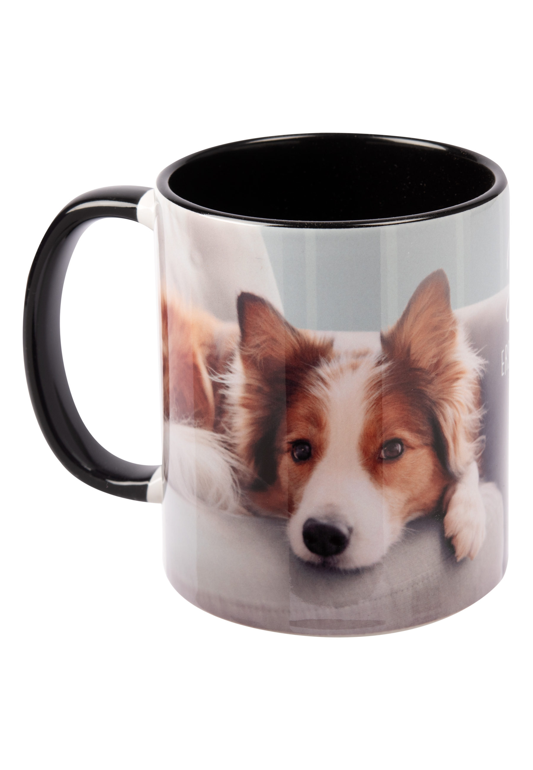 Eine Tasse mit einem Hundebild darauf. Die Innenseite der Tasse ist schwarz und der Griff ist ebenfalls schwarz.