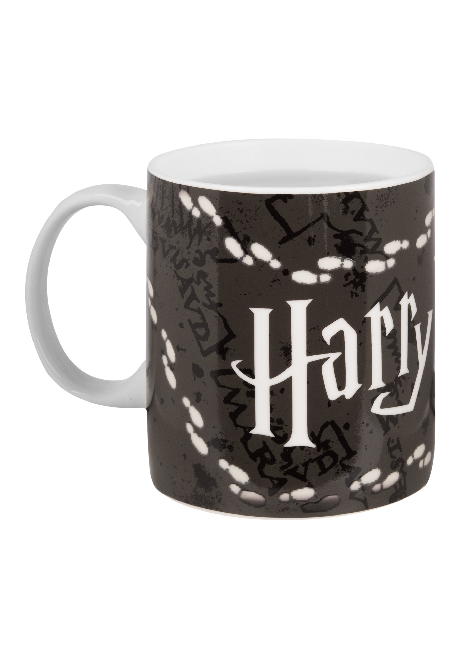 Becher mit schwarzem Hintergrund. Weißer Harry Potter-Text und einige Fußabdrücke.