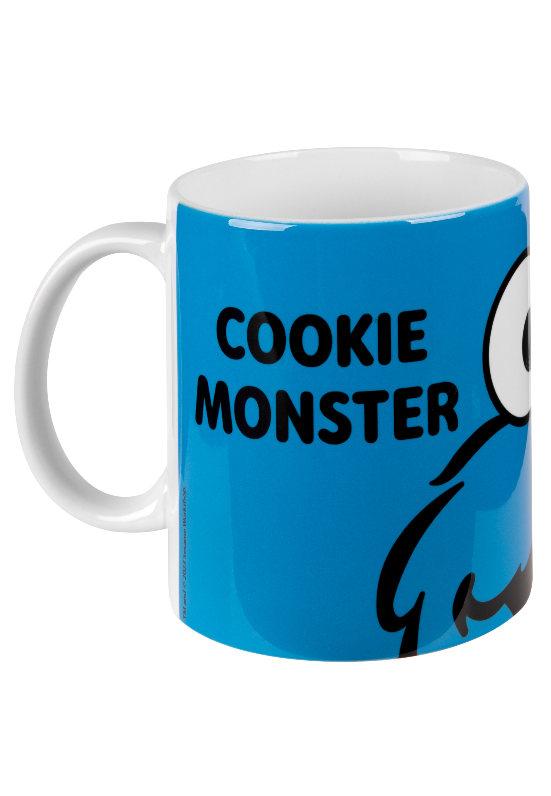 Weißer Becher mit Cookie Monster-Design, blauer Hintergrund und Text.