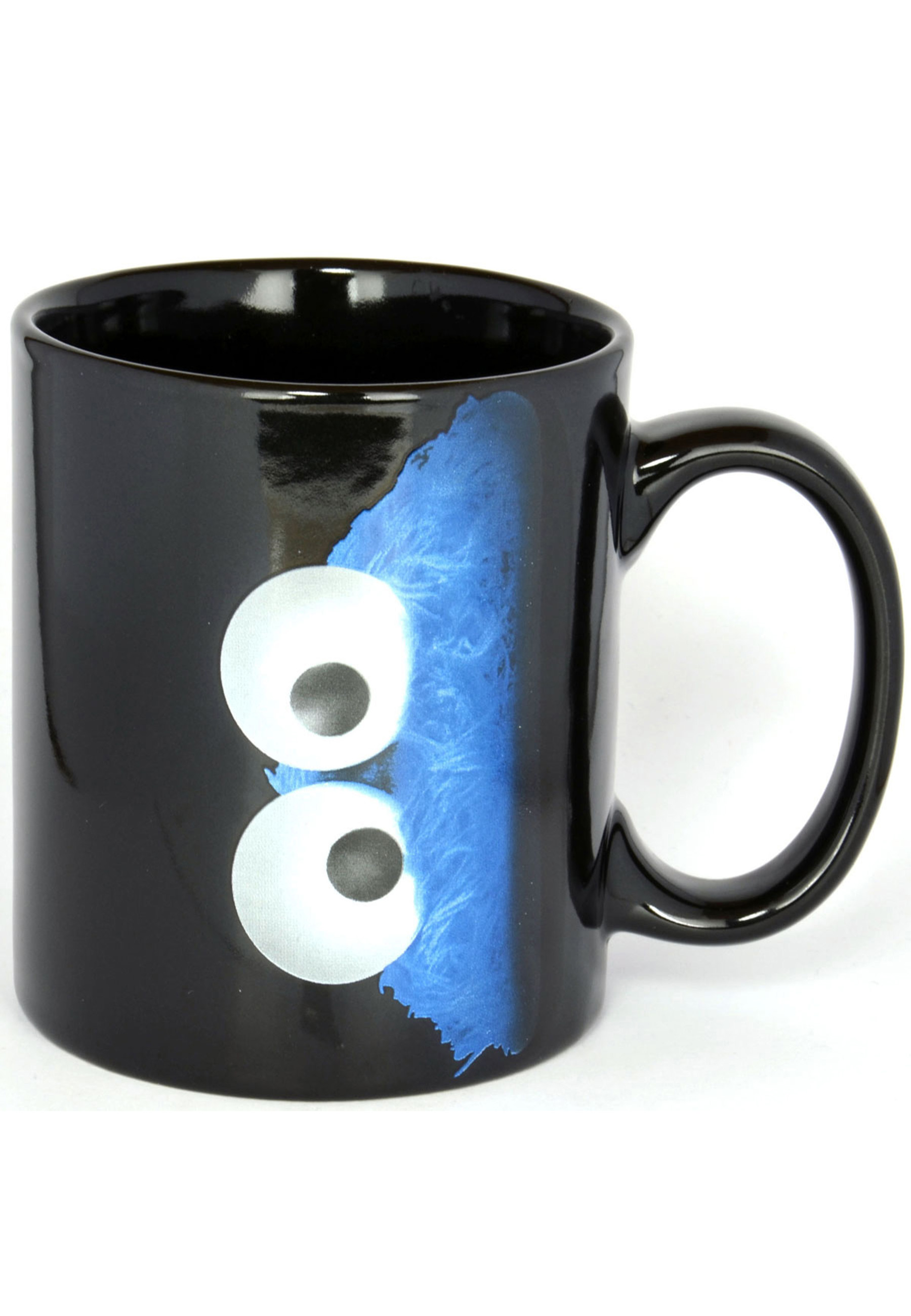 Eine schwarze Tasse mit einem Krümelmonster-Gesicht. Augen und Fell sind sichtbar.