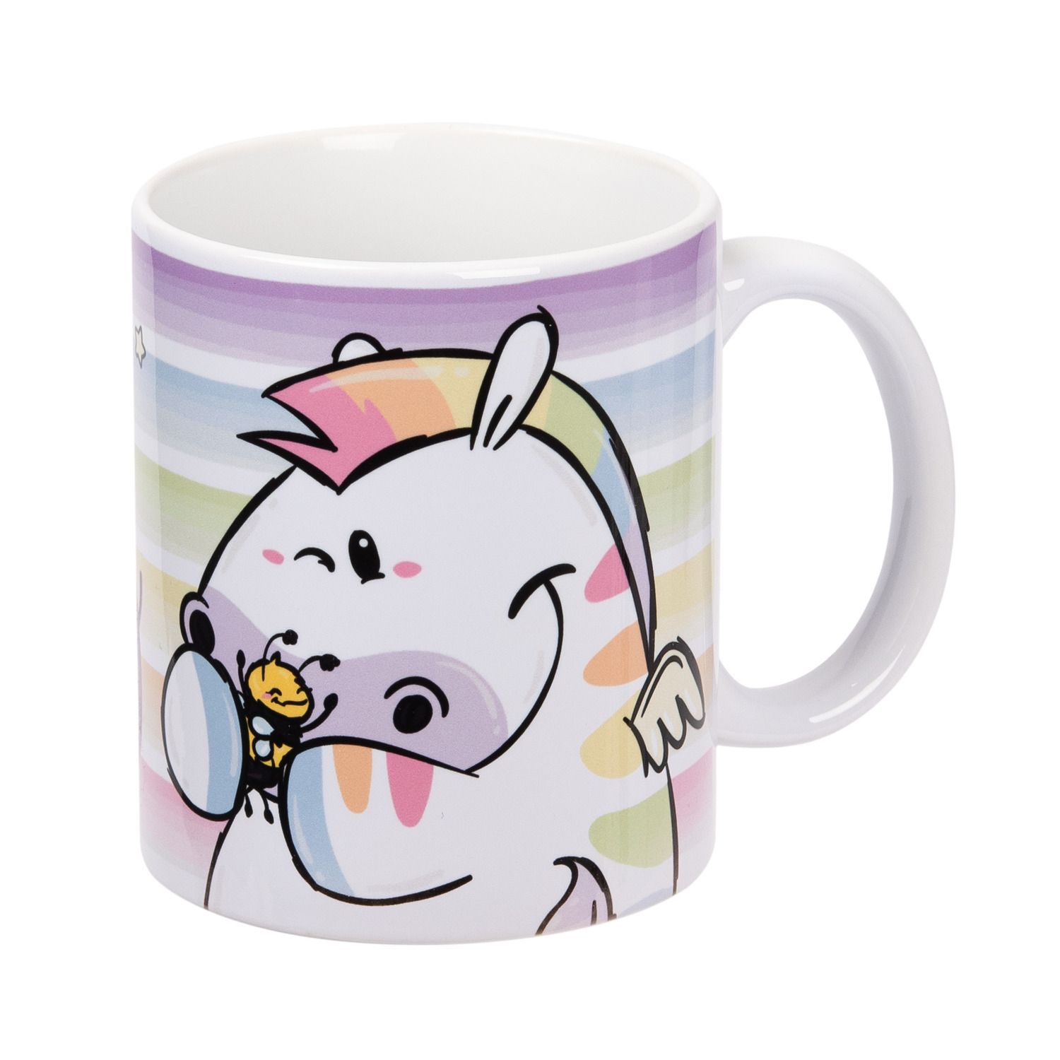 Eine weiße Tasse mit einem bunten Einhorn-Cartoon, das eine Biene hält und lächelt. Regenbogenstreifen auf der Tasse.