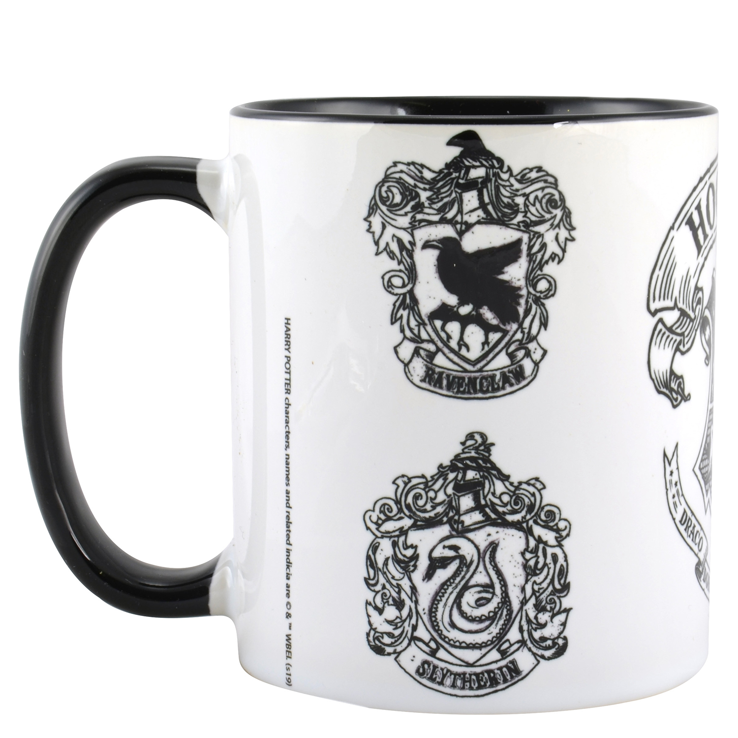 Weißer Becher mit schwarzem Henkel und Rand, Harry Potter Hauswappen. Ravenclaw und Slytherin sind sichtbar.