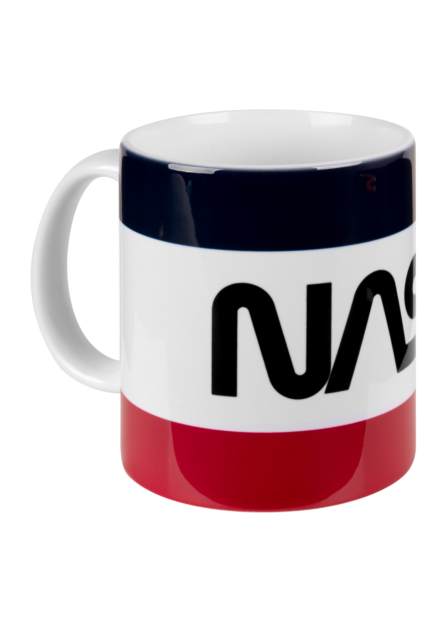 Eine weiße Tasse mit NASA in fetten Buchstaben, mit roten, weißen und blauen Streifen.