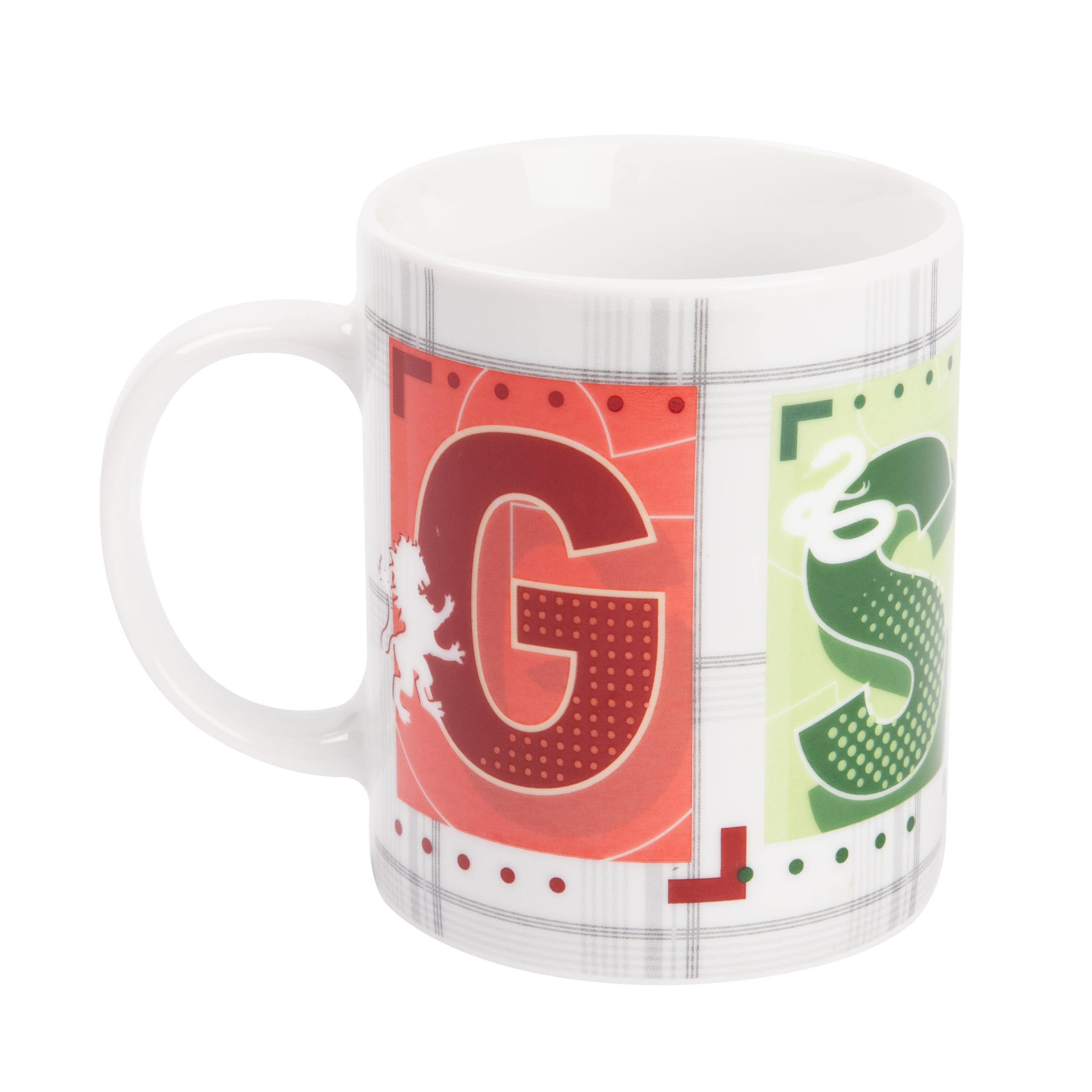 Weißer Becher mit großen Buchstaben G und S, rot und grün, und kariertem Hintergrund.