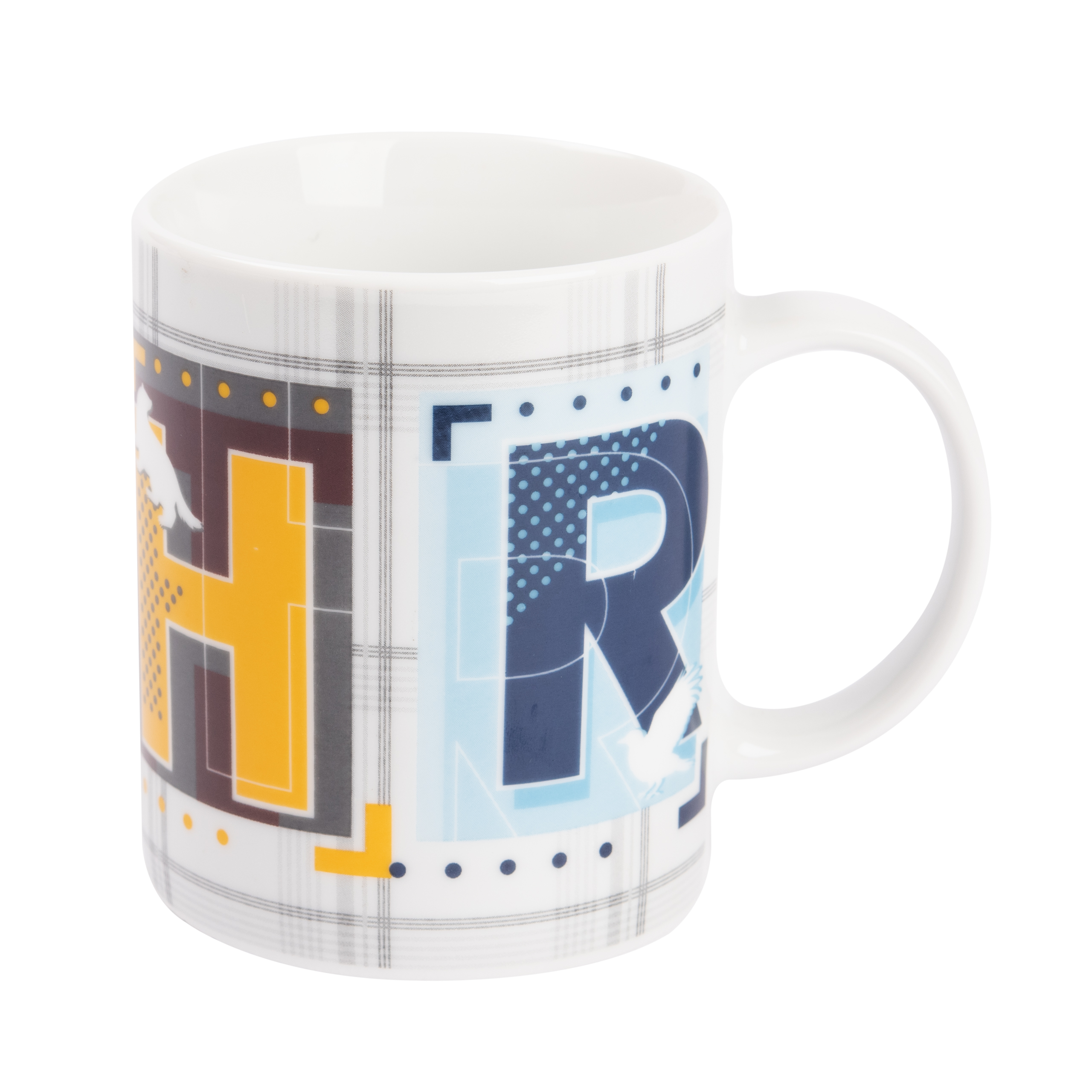 Weiße Tasse mit bunten Buchstaben. Die Tasse hat die Buchstaben 'HR' darauf.